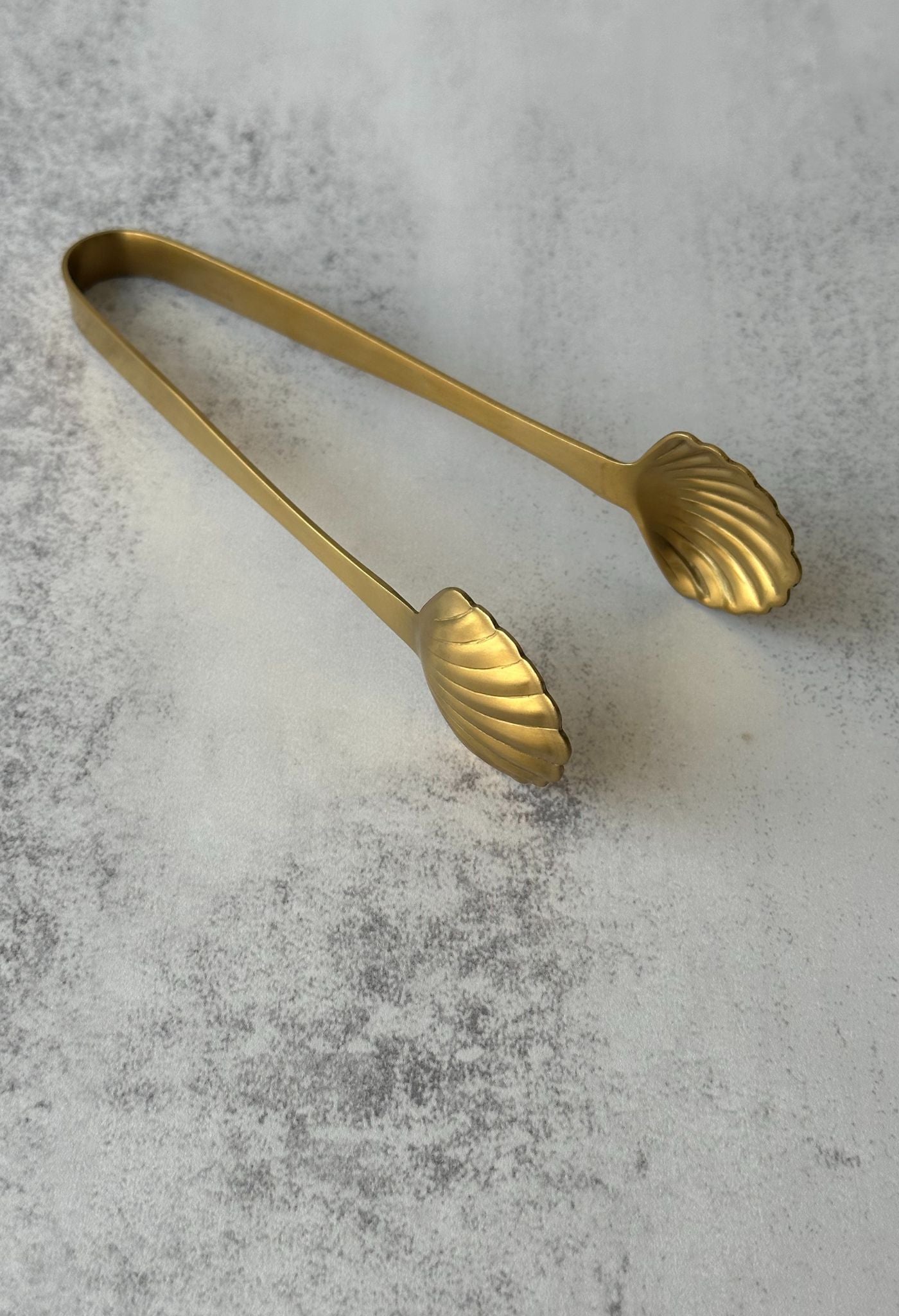 Pince à coquillages dorés