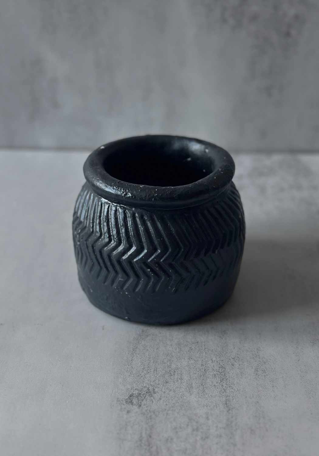 Kleiner schwarzer Blumentopf mit Chevron-Muster