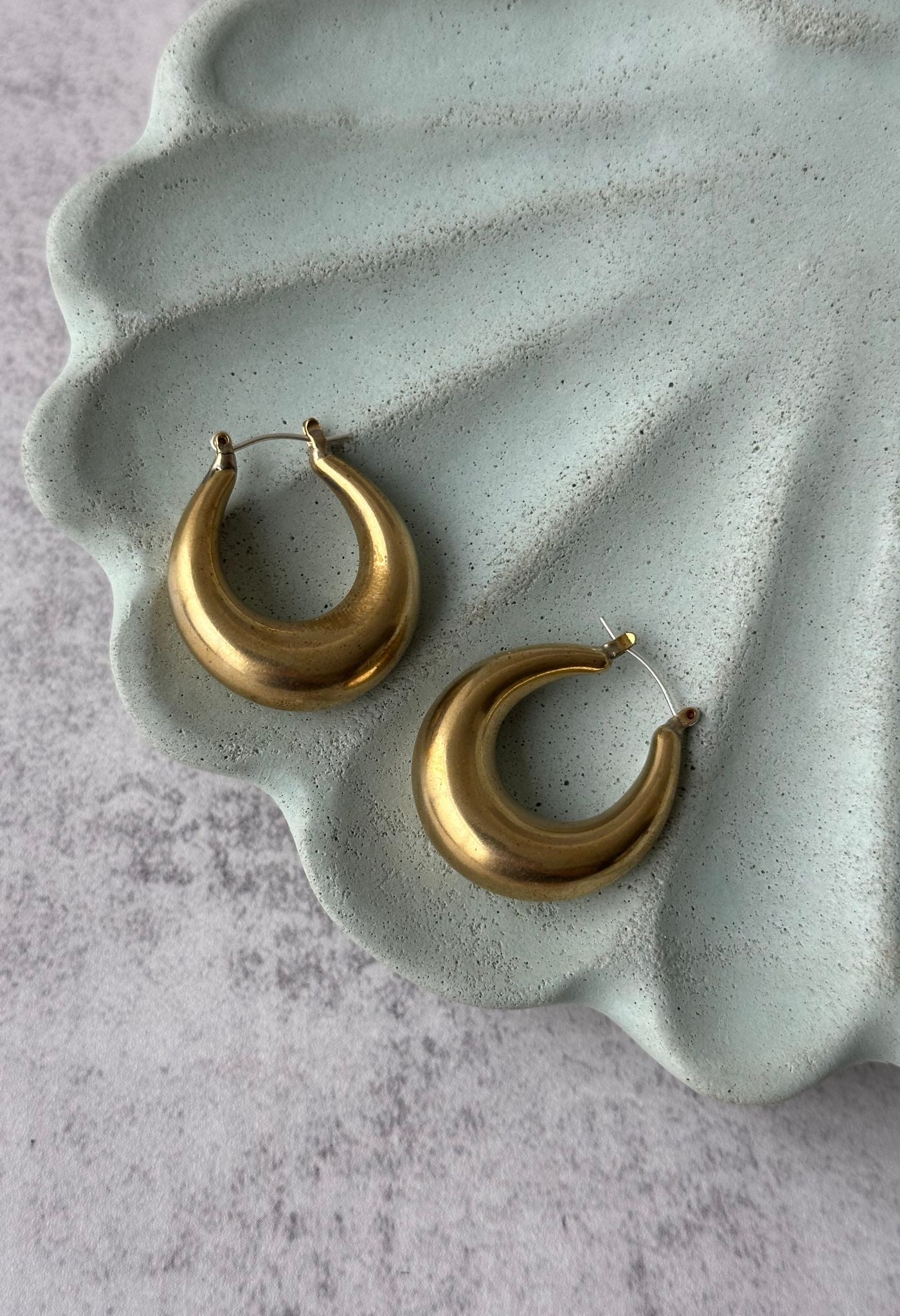 Klobige Creolen aus Messing