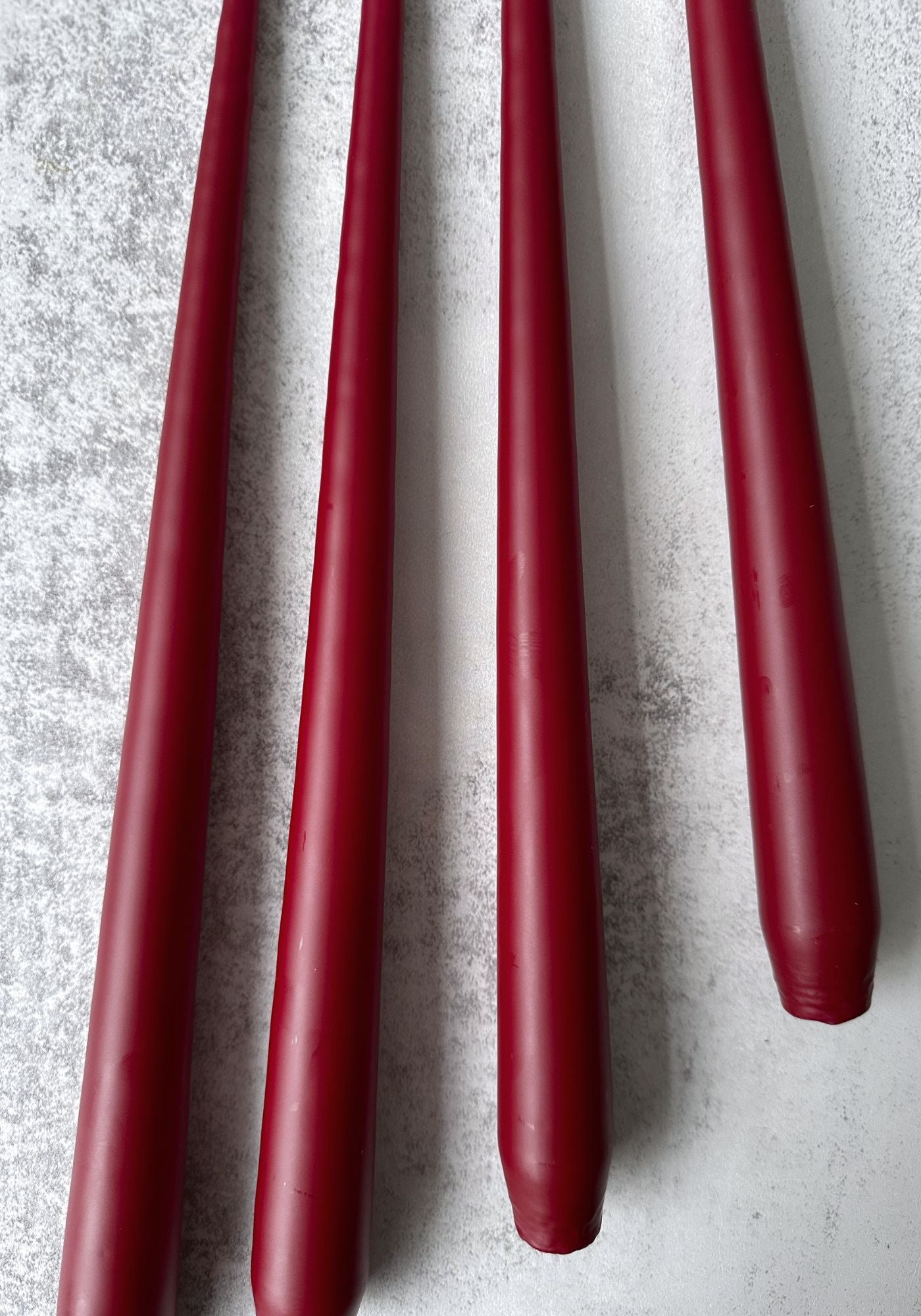 Set mit vier matten, weinroten Stabkerzen