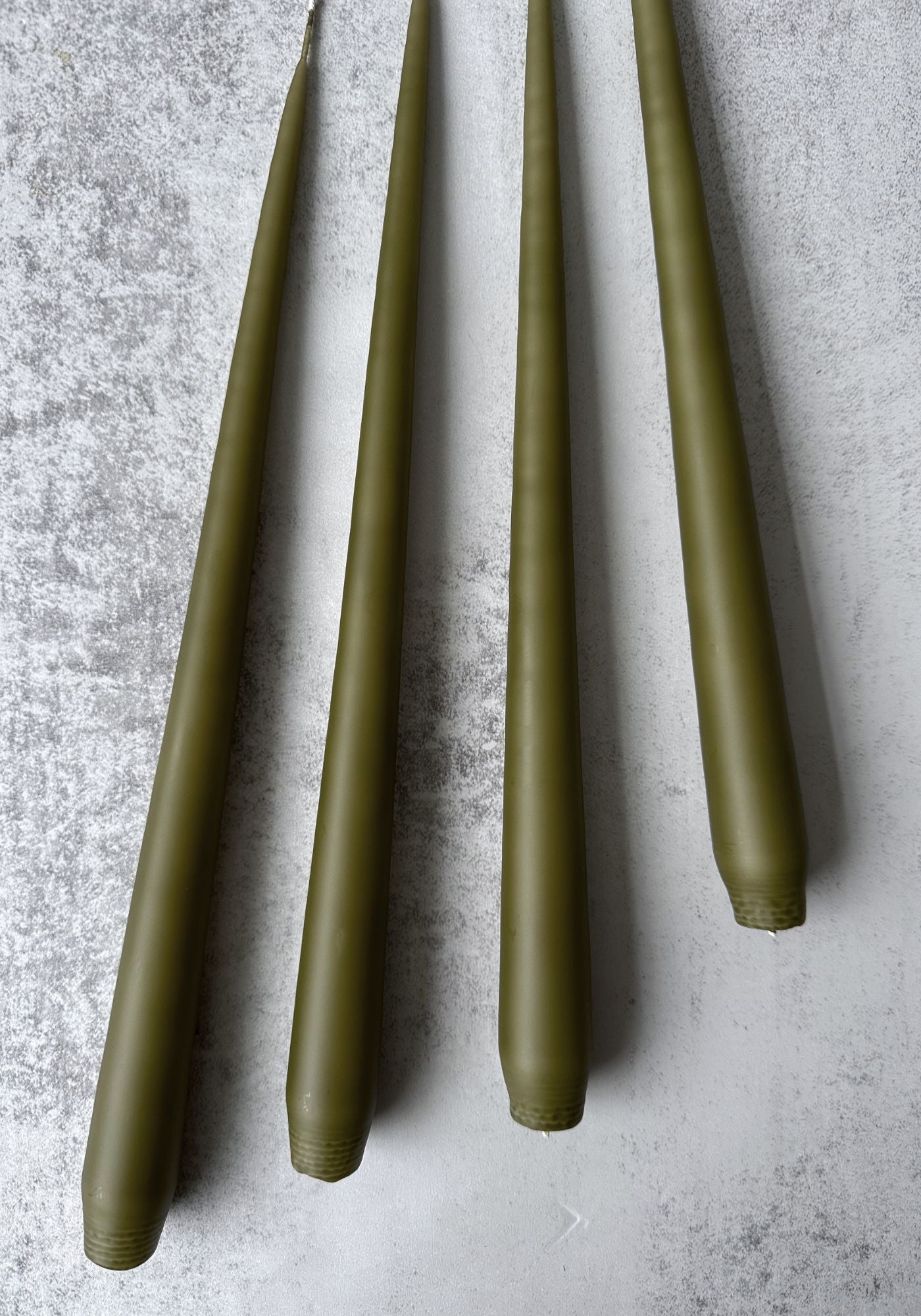 Set mit vier matten Stabkerzen in Olivgrün