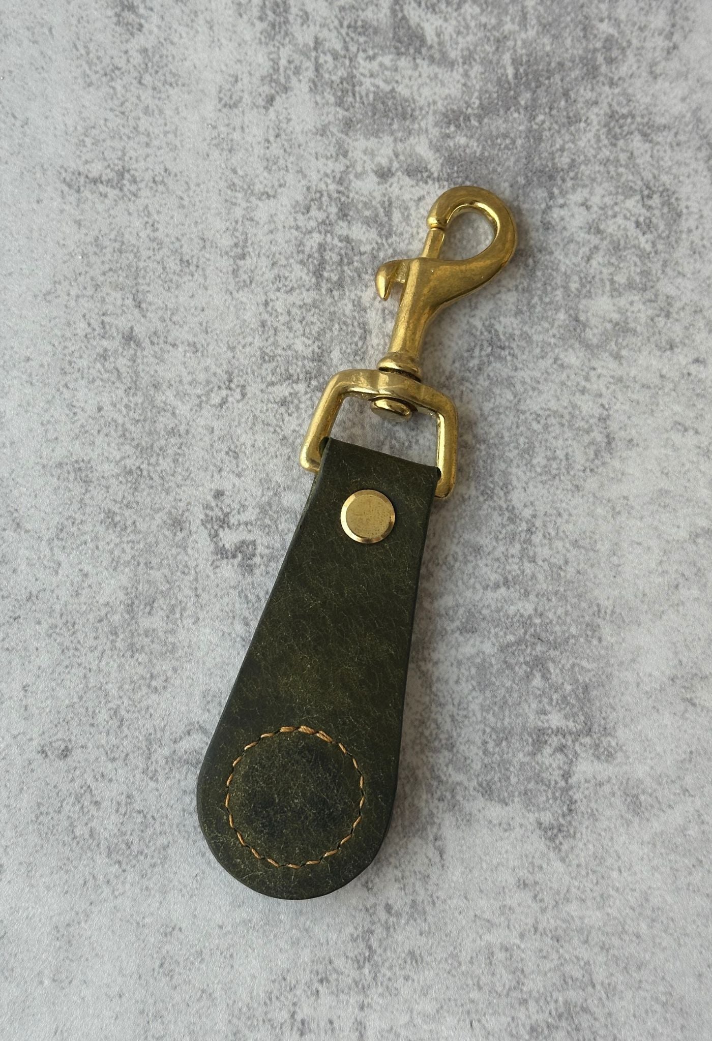 Porte-chapeaux magnétiques en cuir