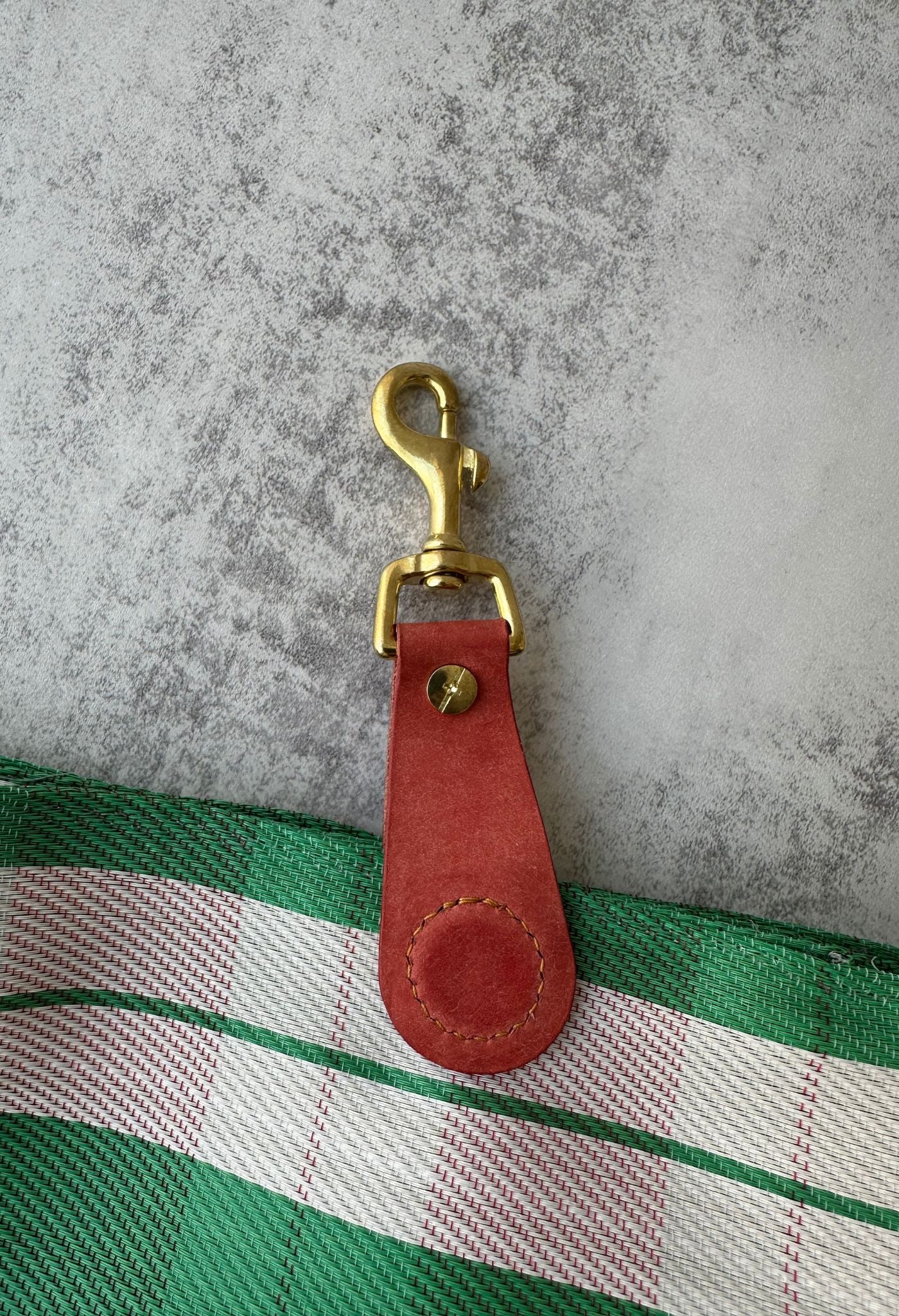 Porte-chapeaux magnétiques en cuir