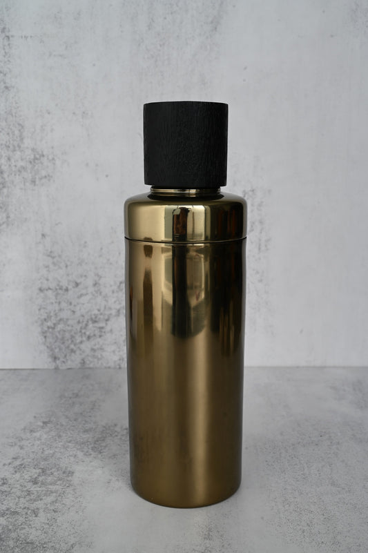 Cocktailshaker aus gealterter Bronze