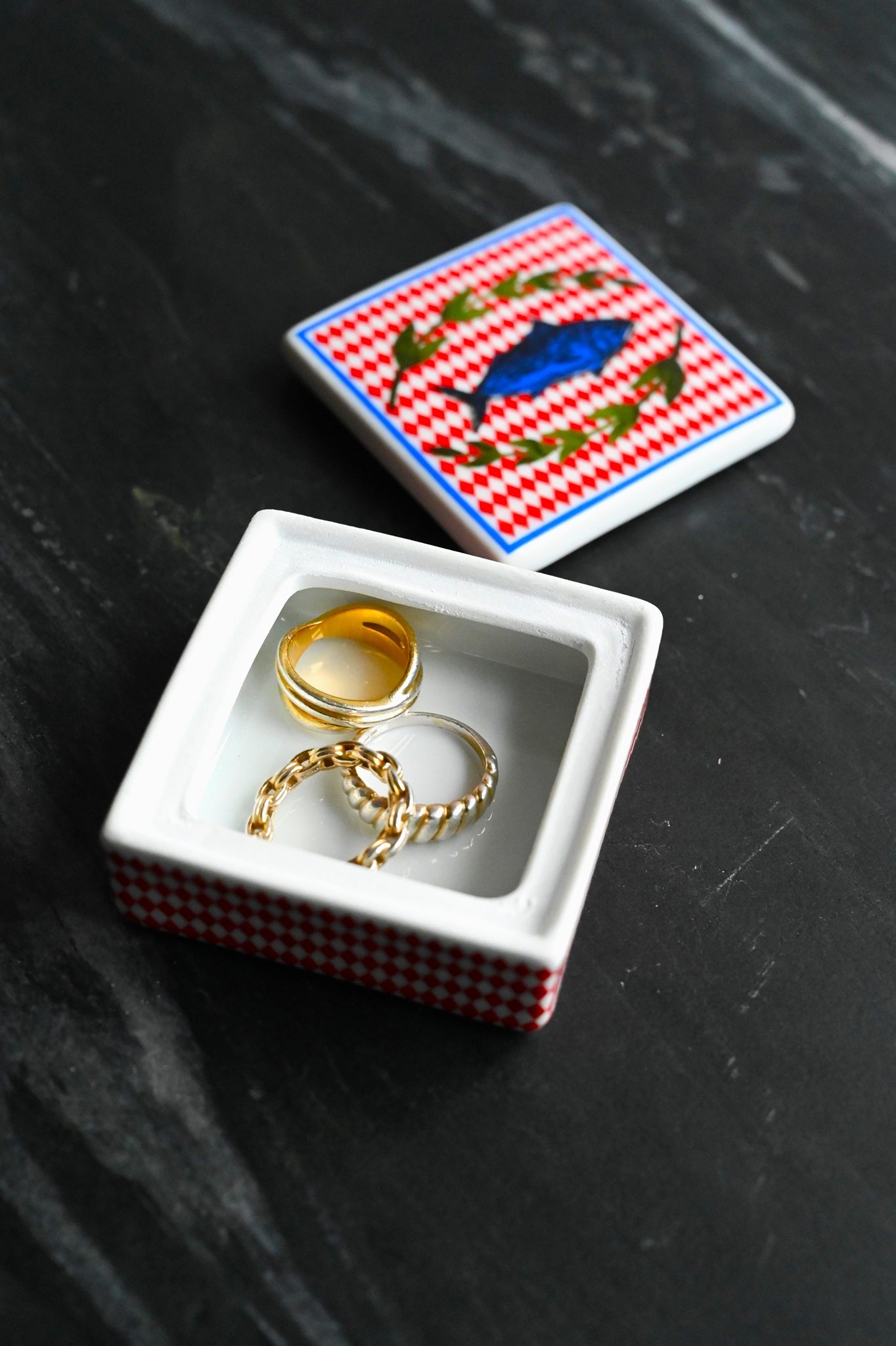 Quadratische Schmuckschatulle mit Miniaturfisch