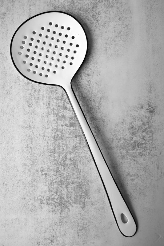 Schwarz-weißer Emaille-Skimmer