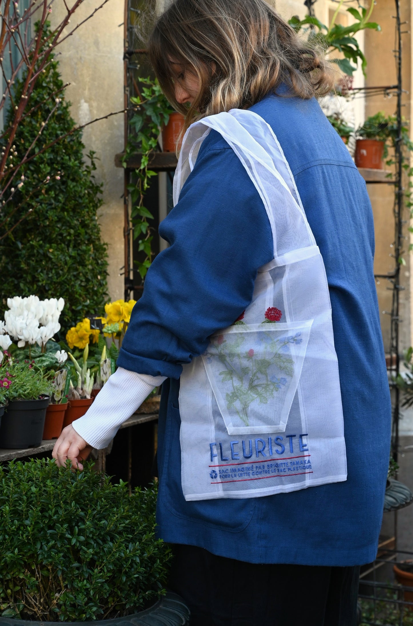Rote Organza-Tragetasche mit Blumenstickerei