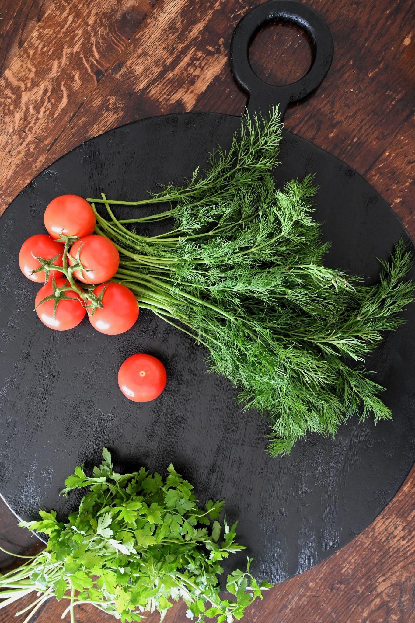 Petite planche de service ronde en bois noir