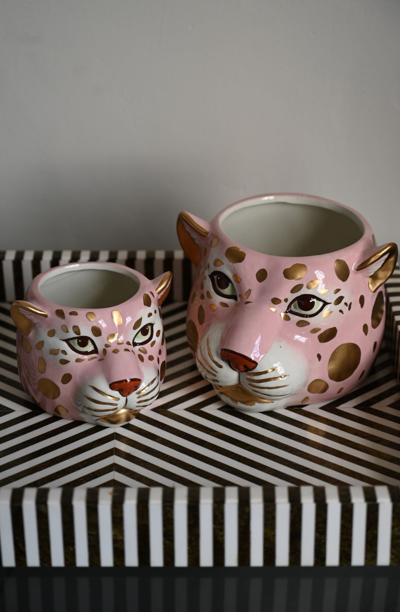 Großer Keramiktopf mit rosa Leopardenmuster