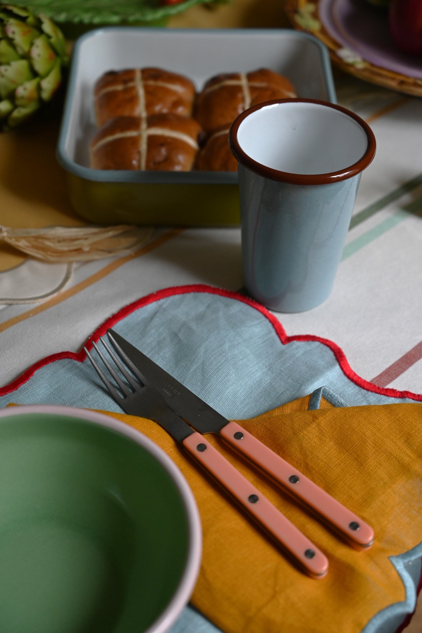 Serviette festonnée jaune ocre avec bordure bleu ciel