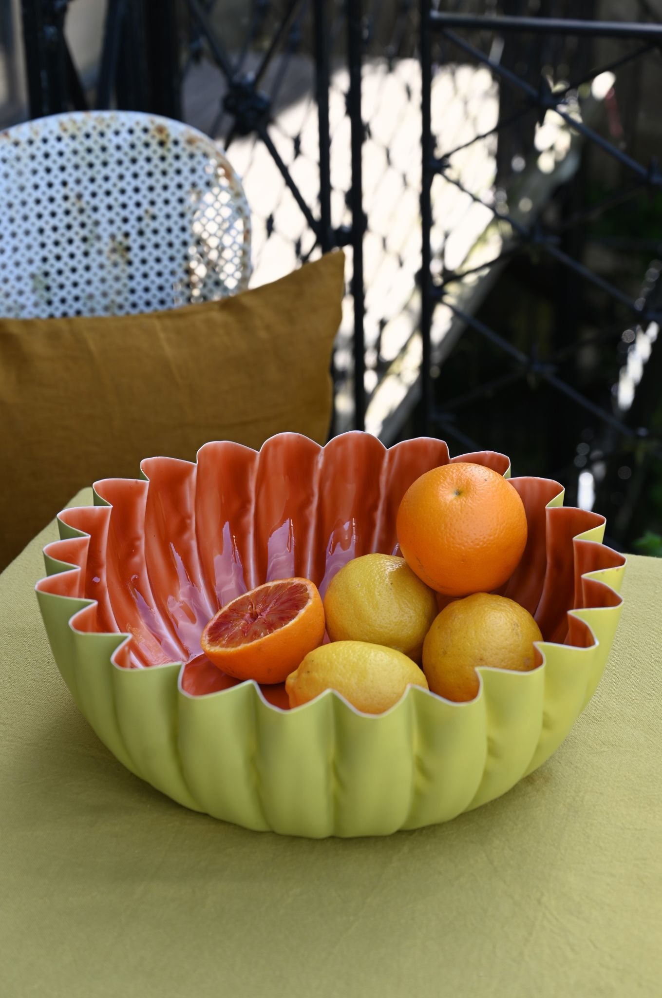 Orangefarbene Schalen mit Sonnenblumenmuster und Wellenrand