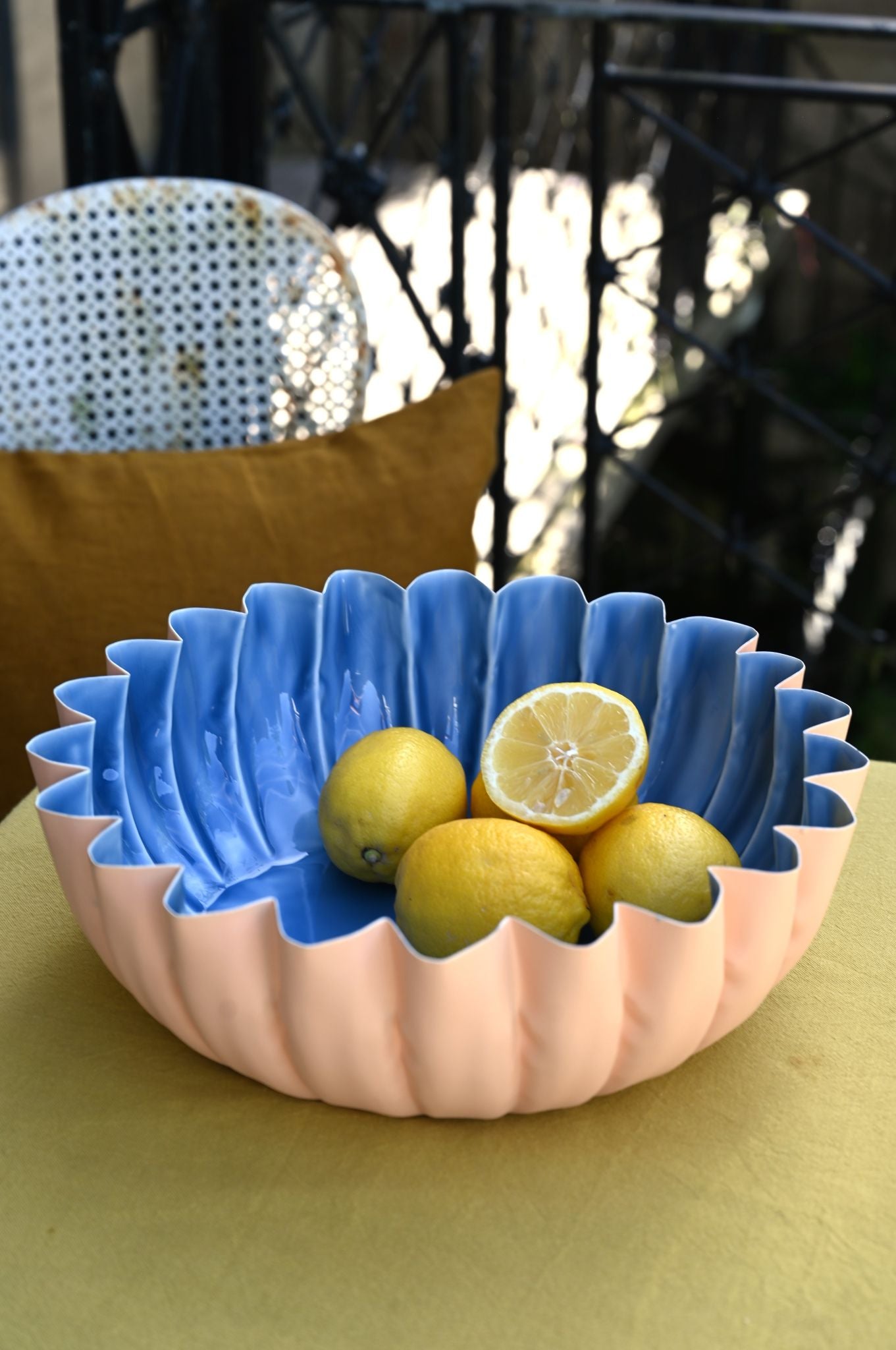 Blaue Daisy-Schüsseln mit Wellenrand