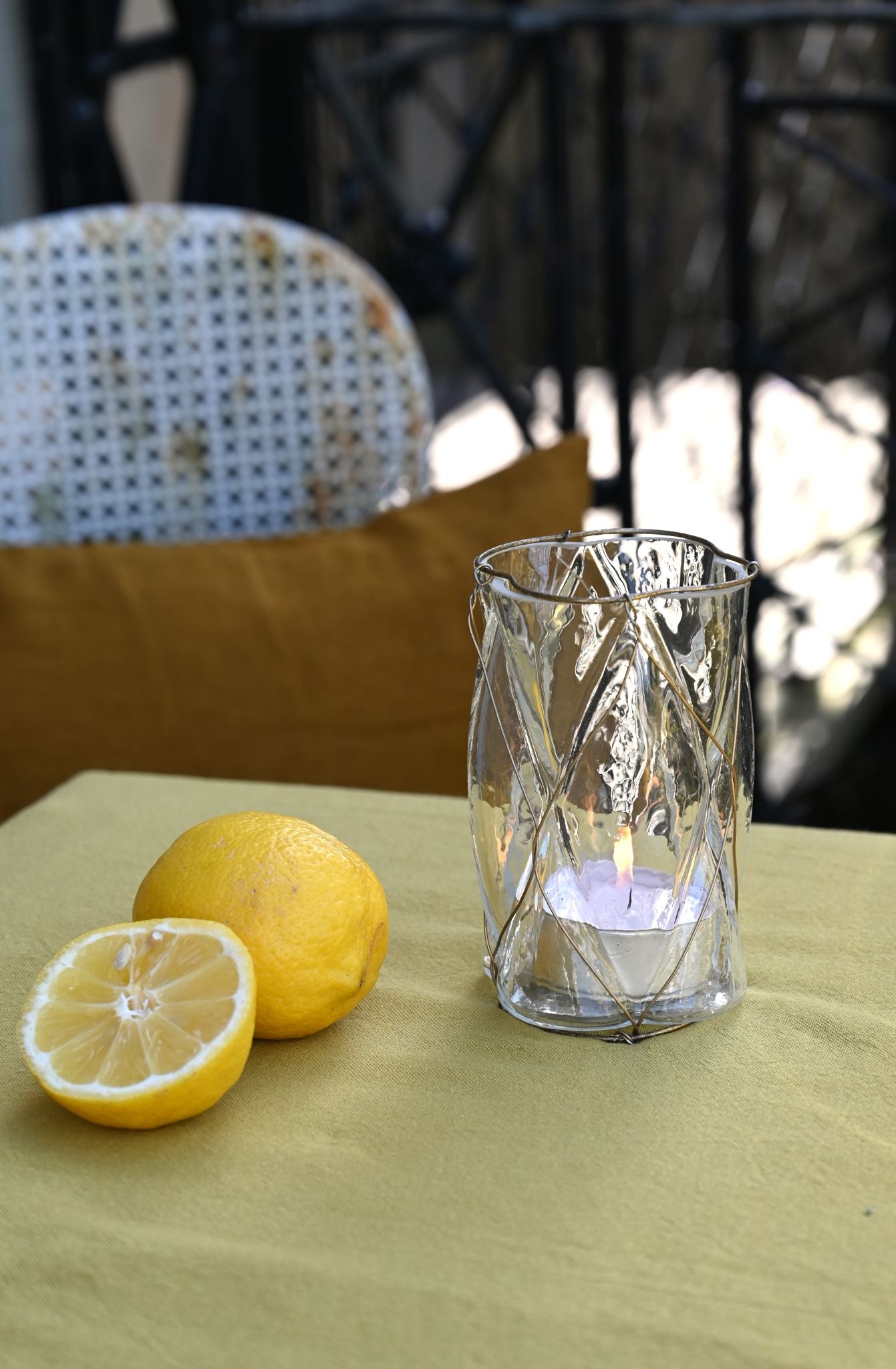 Teelichthalter aus transparentem Glas mit goldenem Netz