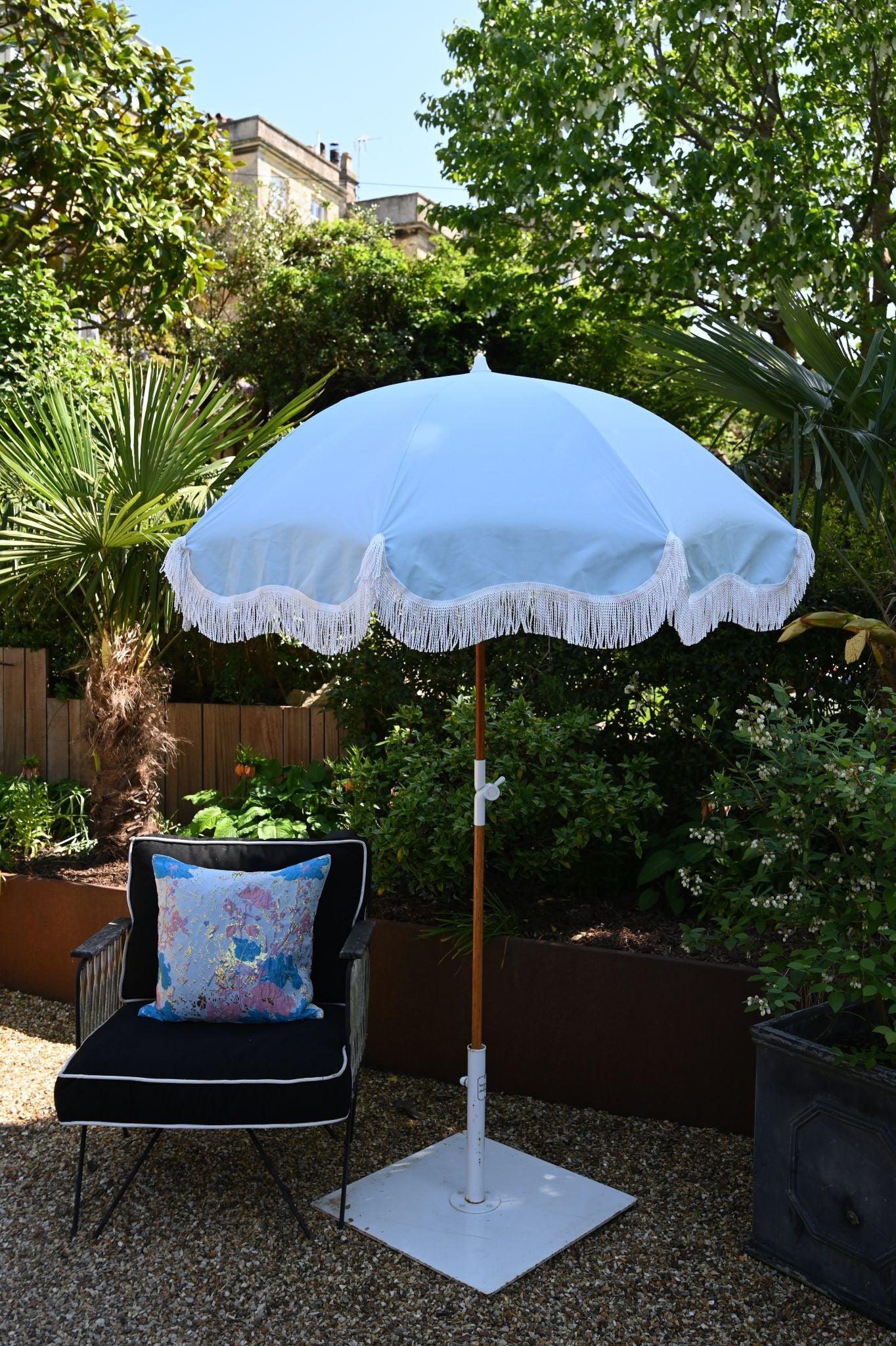 blue wave santorini ii offset patio umbrella Experience Uninterrupted Shade with Our Cantilever allowing air to escape freely and preventing the umbrella from inverting during windy days Blue Wave Santiago II 10-ft