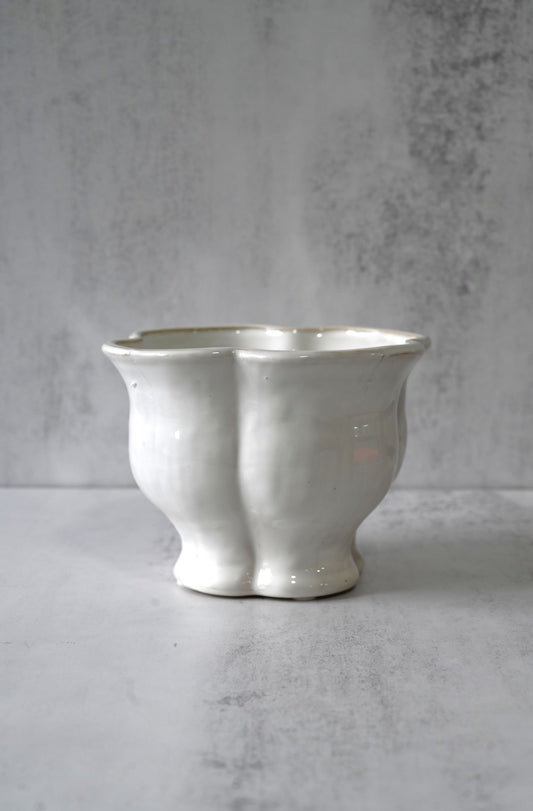 Großer, weißer Blumentopf mit Glockenmotiv aus Keramik
