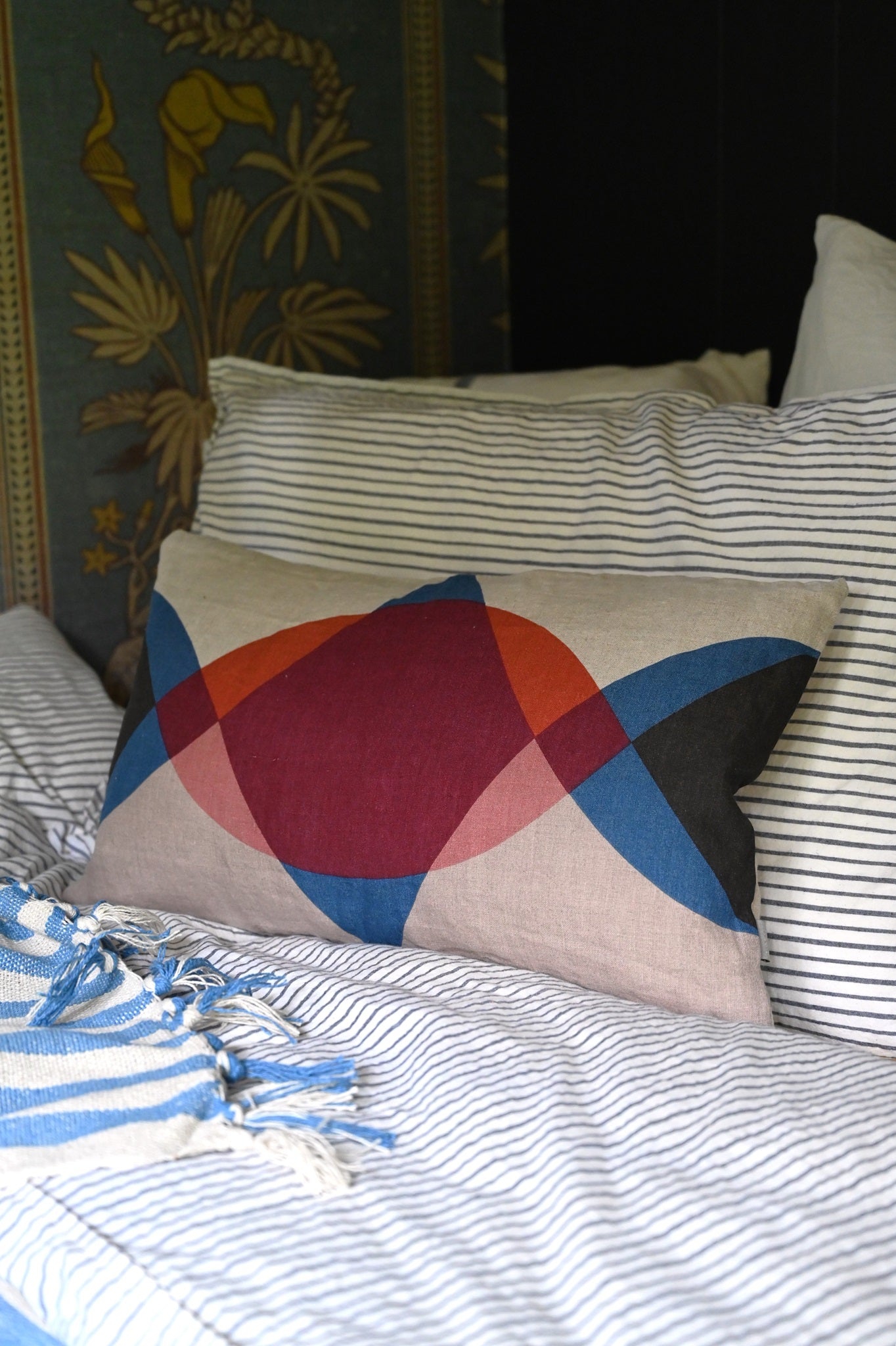 Coussin rectangulaire en lin à motif géométrique superposé