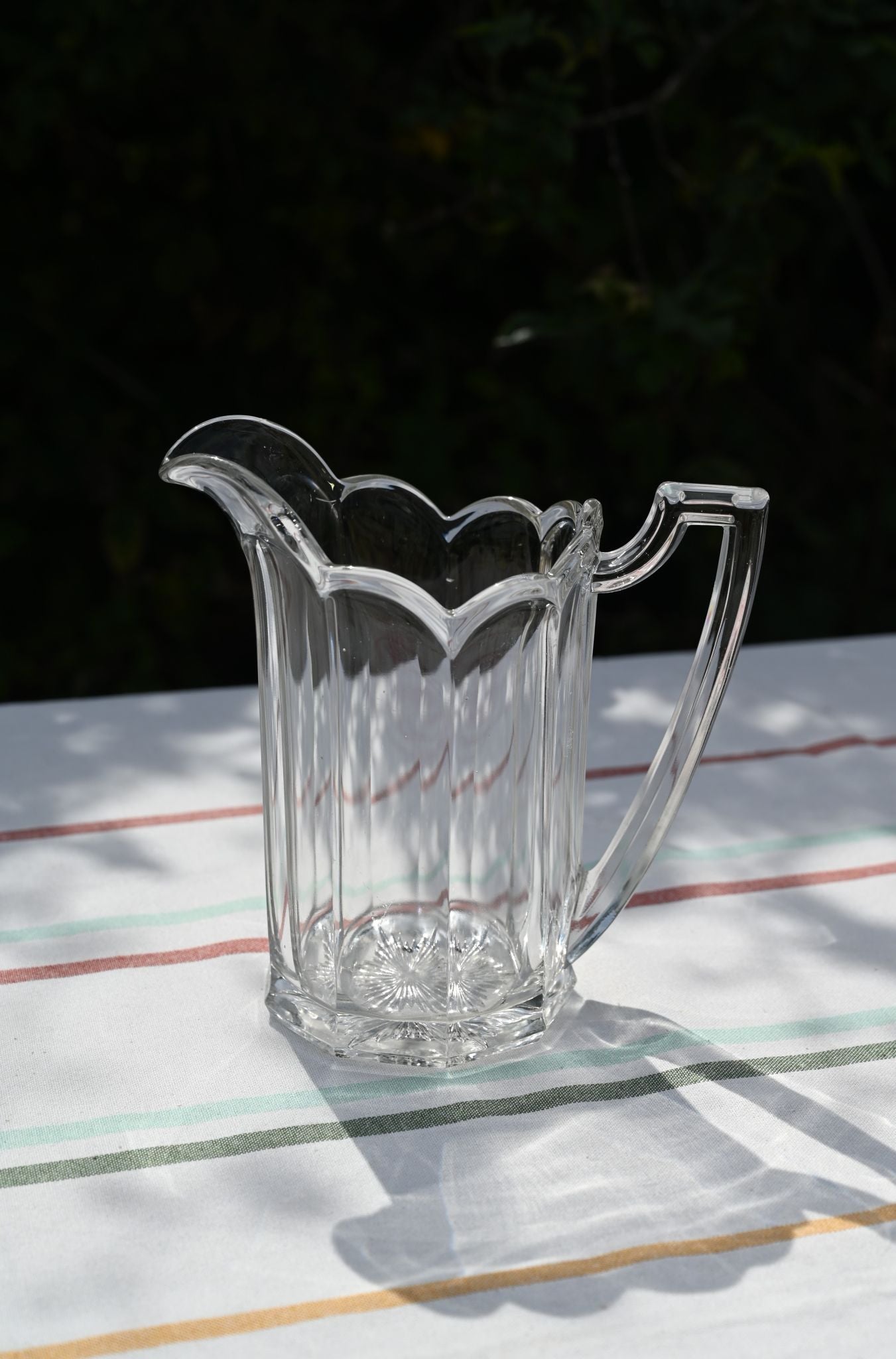 Pichet en verre festonné