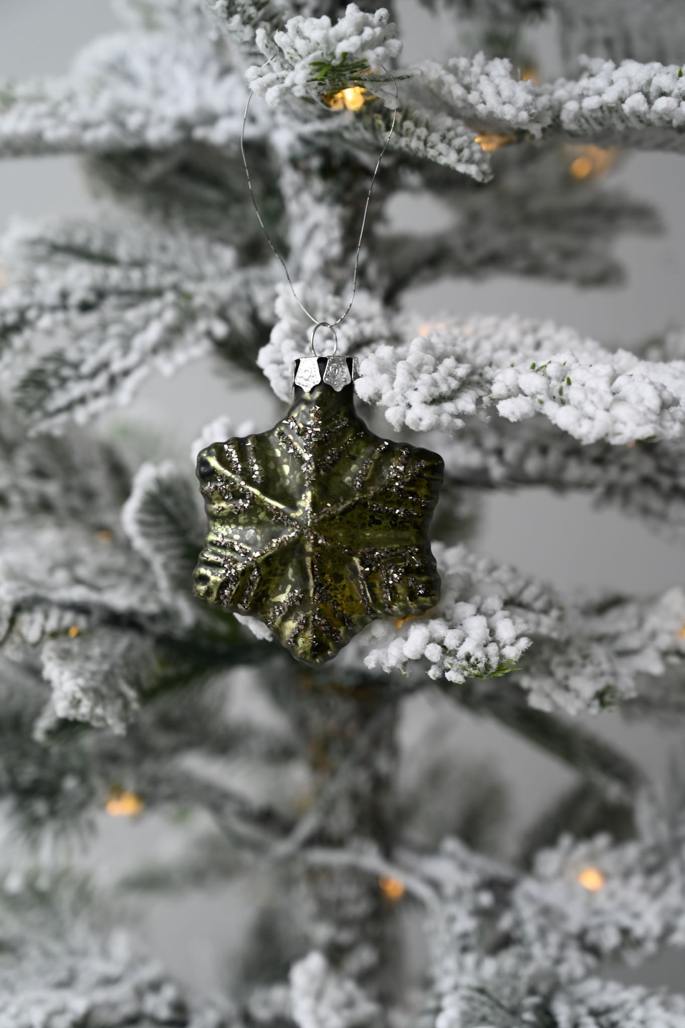 Grüne Glitzer-Schneeflockenkugel