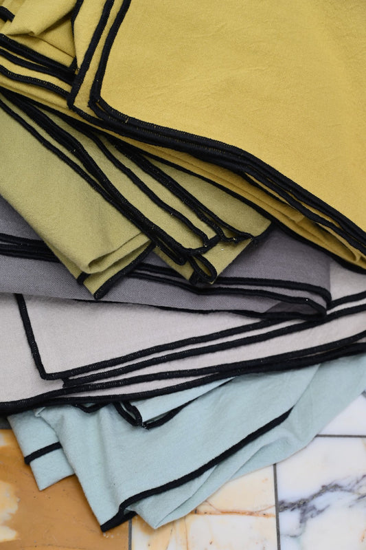 Serviettes en coton recyclé à bordure noire