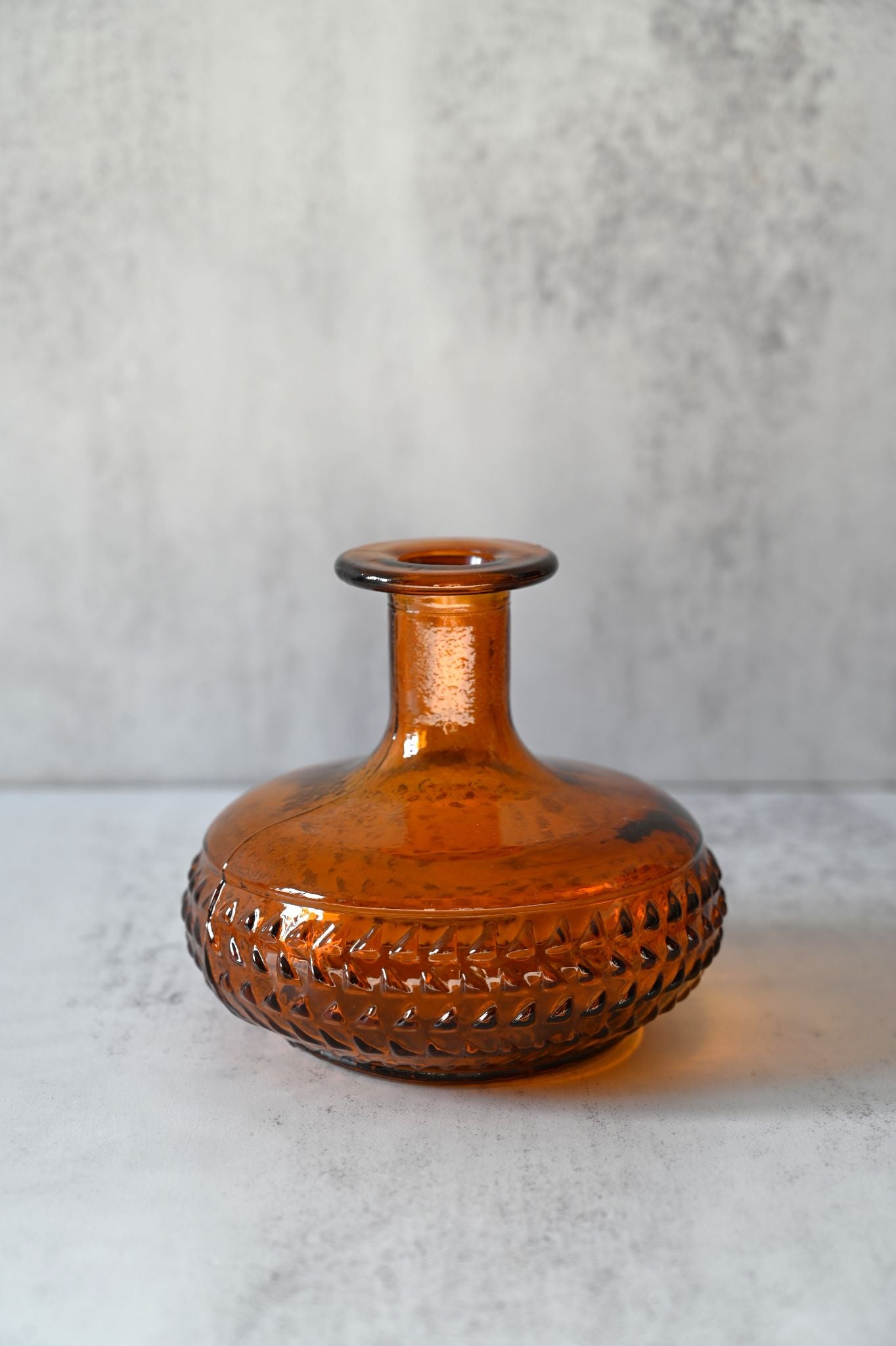 Strukturierte Vase aus Recyclingglas in Bernsteinfarbe