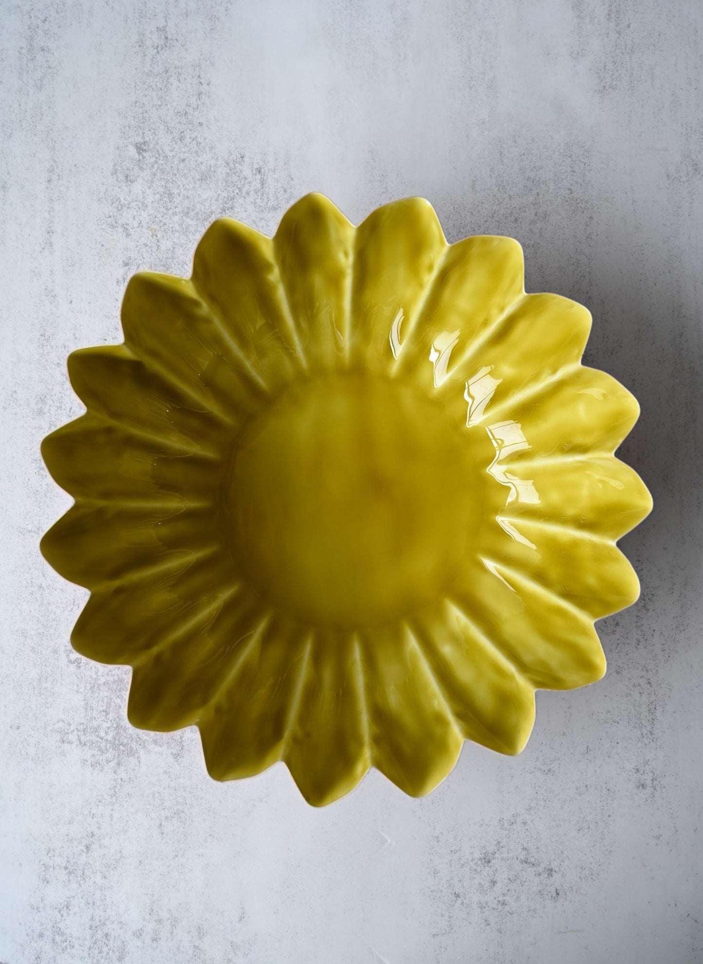 Orangefarbene Schalen mit Sonnenblumenmuster und Wellenrand