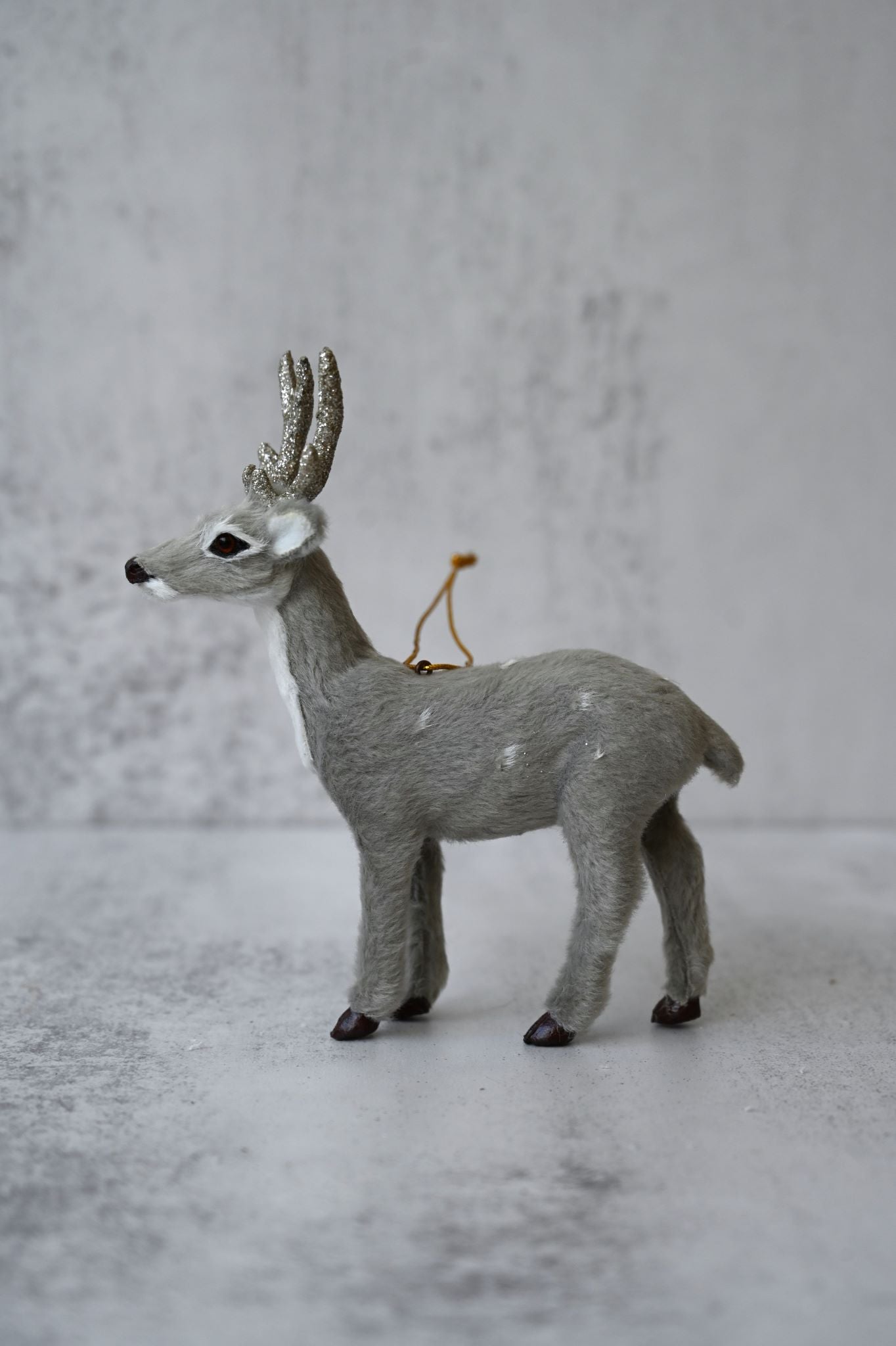 Hängender grauer Glitzerhirsch
