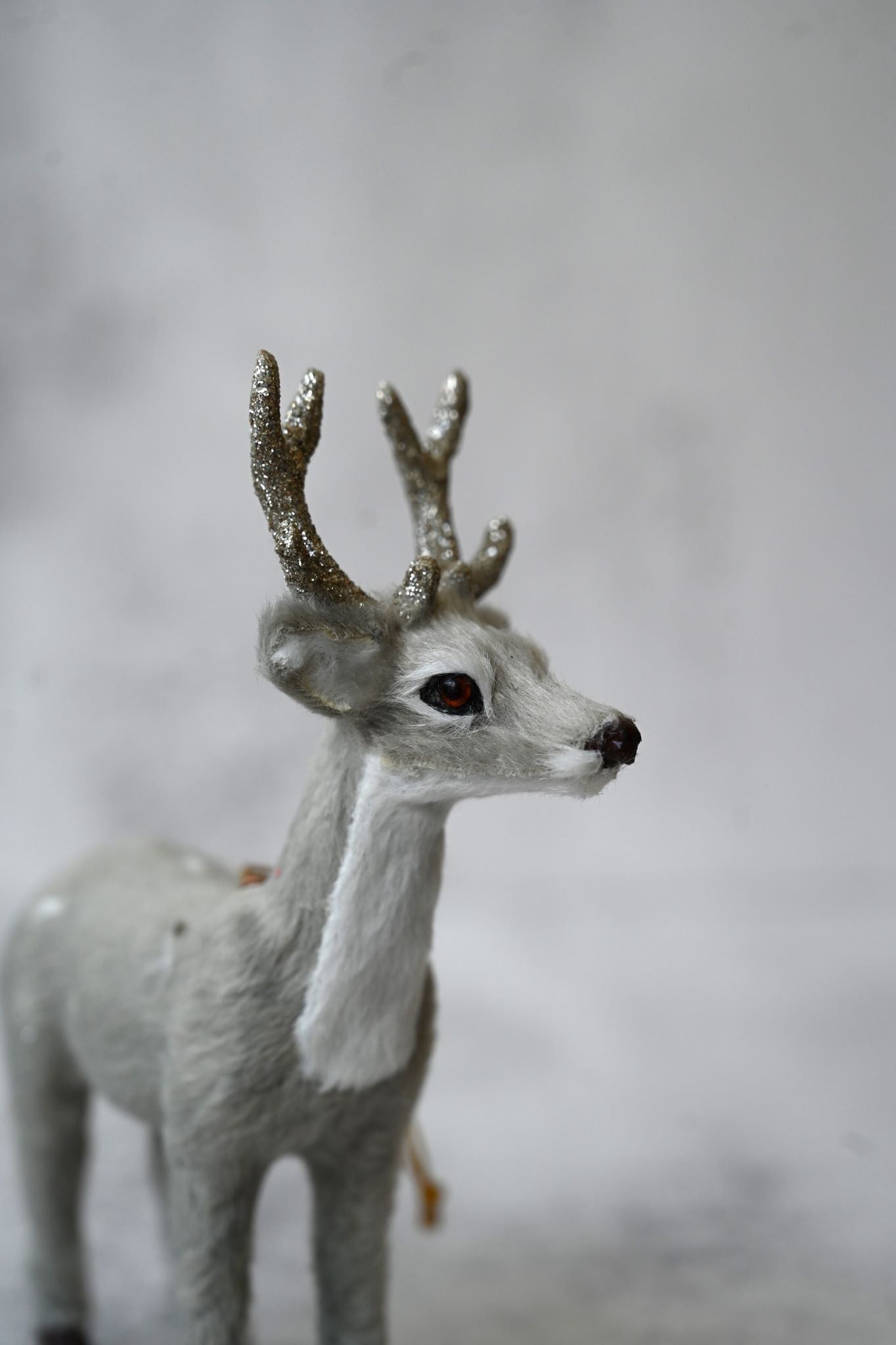 Hängender grauer Glitzerhirsch