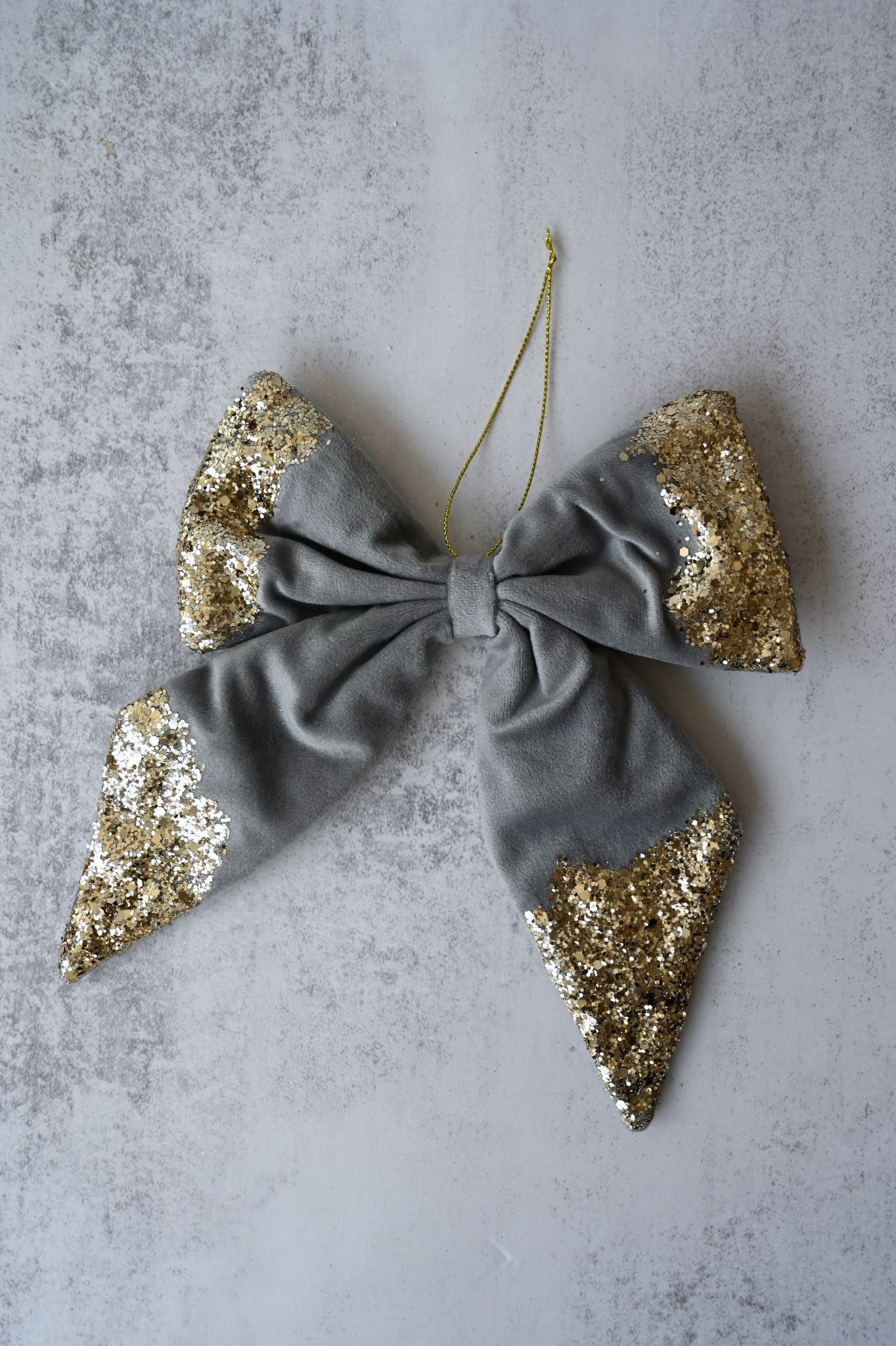 Graue Samtschleife mit goldenem Glitzer
