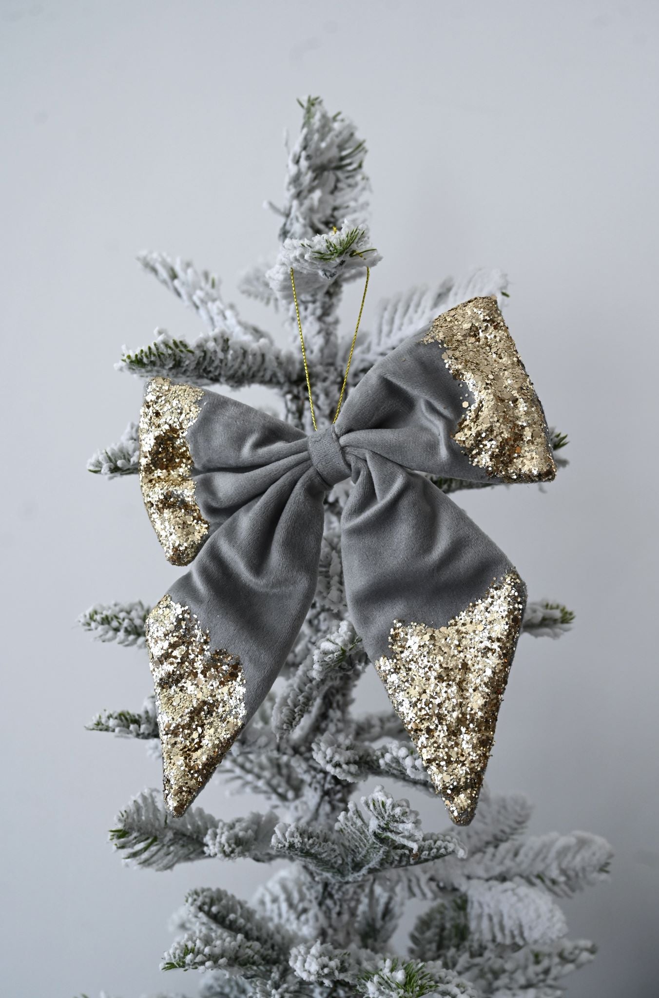 Graue Samtschleife mit goldenem Glitzer