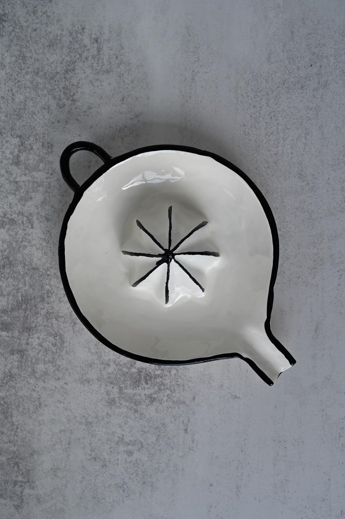 Schwarz-weiße Emaille-Zitruspresse