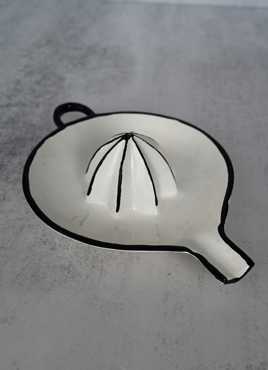 Schwarz-weiße Emaille-Zitruspresse