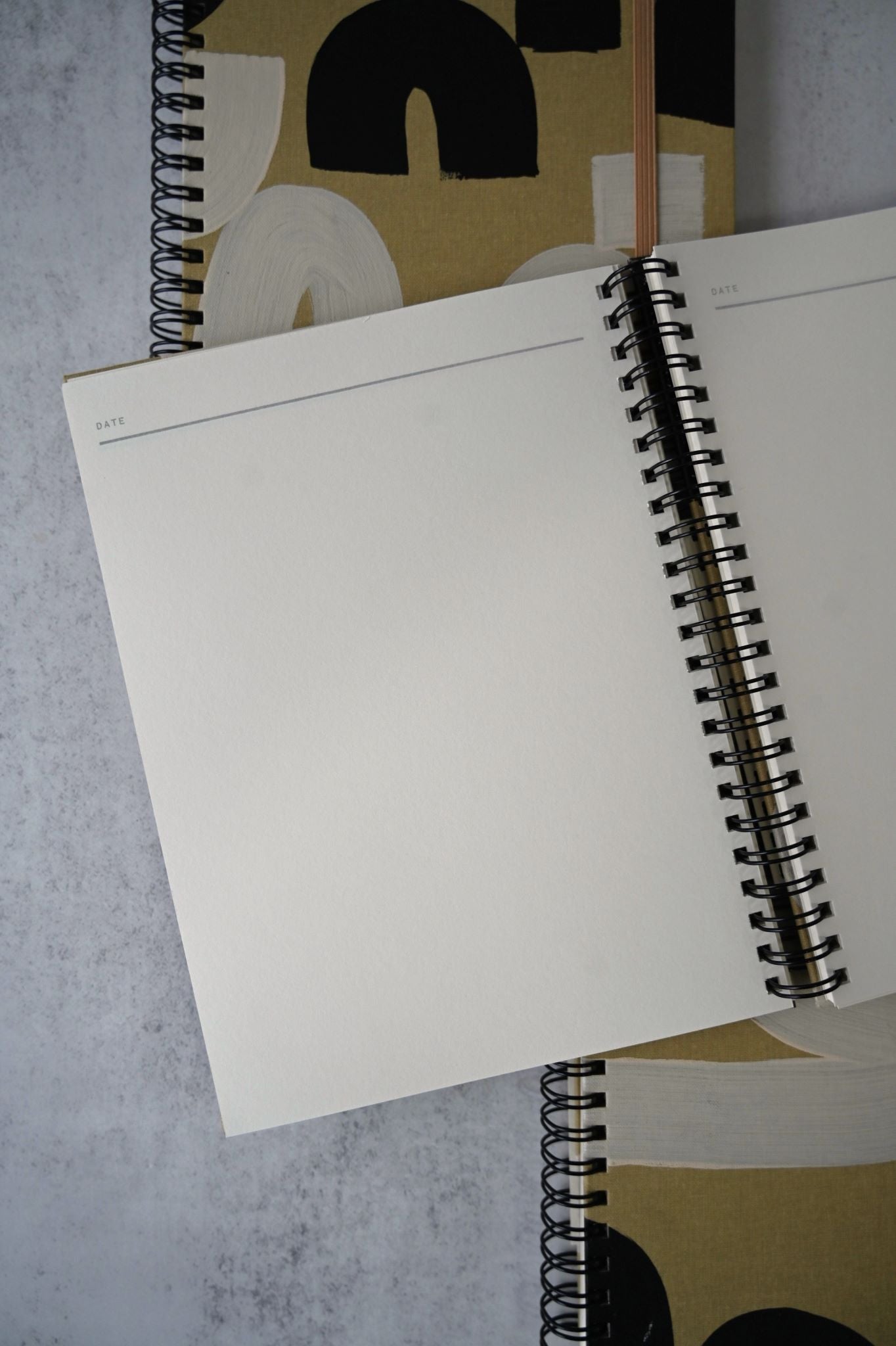 Handbemaltes Notizbuch im A5-Format in Schwarz und Hellbraun