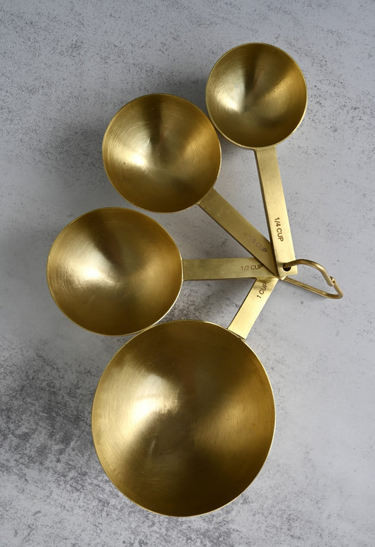 Goldfarbene, abgerundete Messbecher