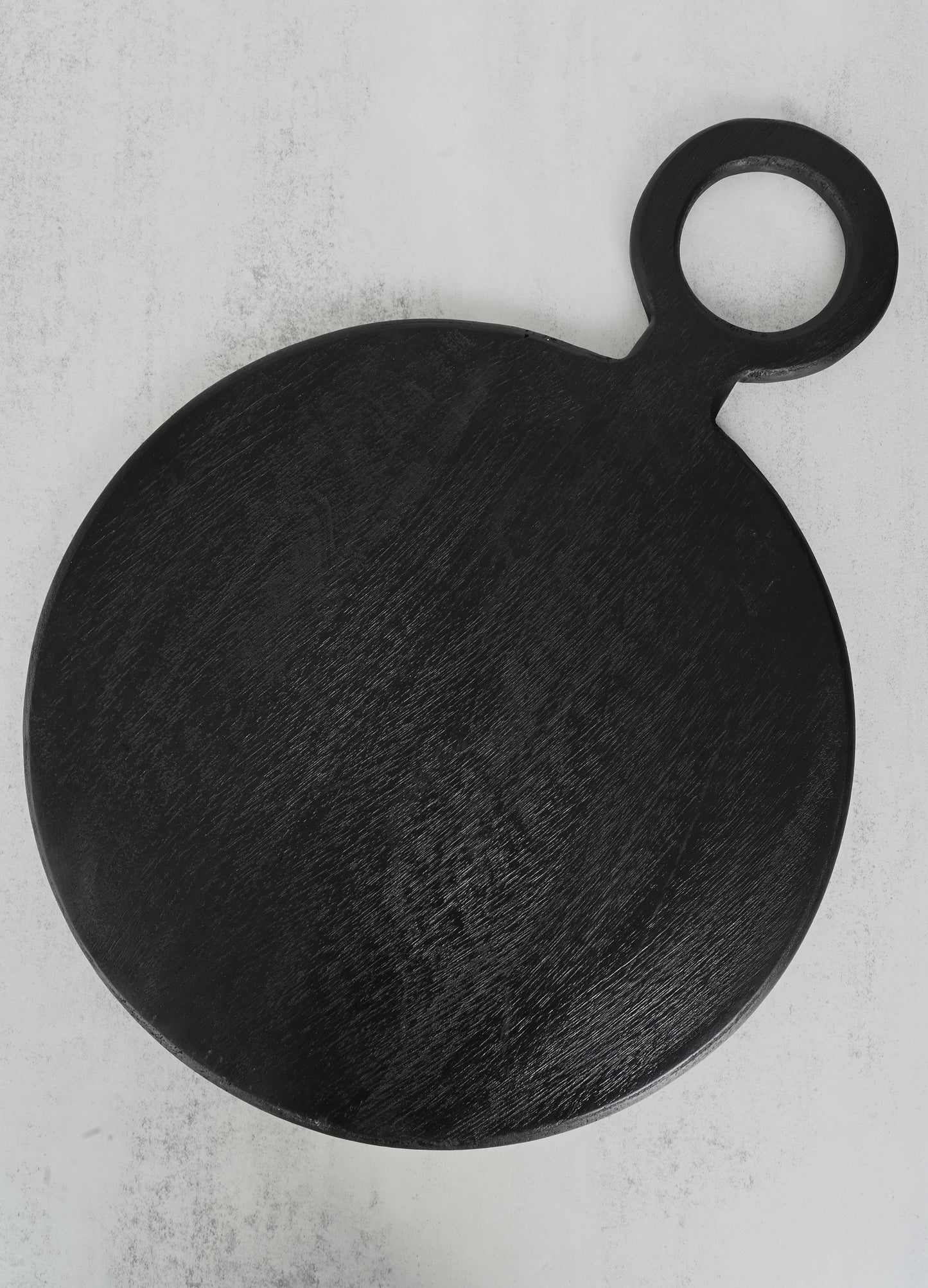 Petite planche de service ronde en bois noir