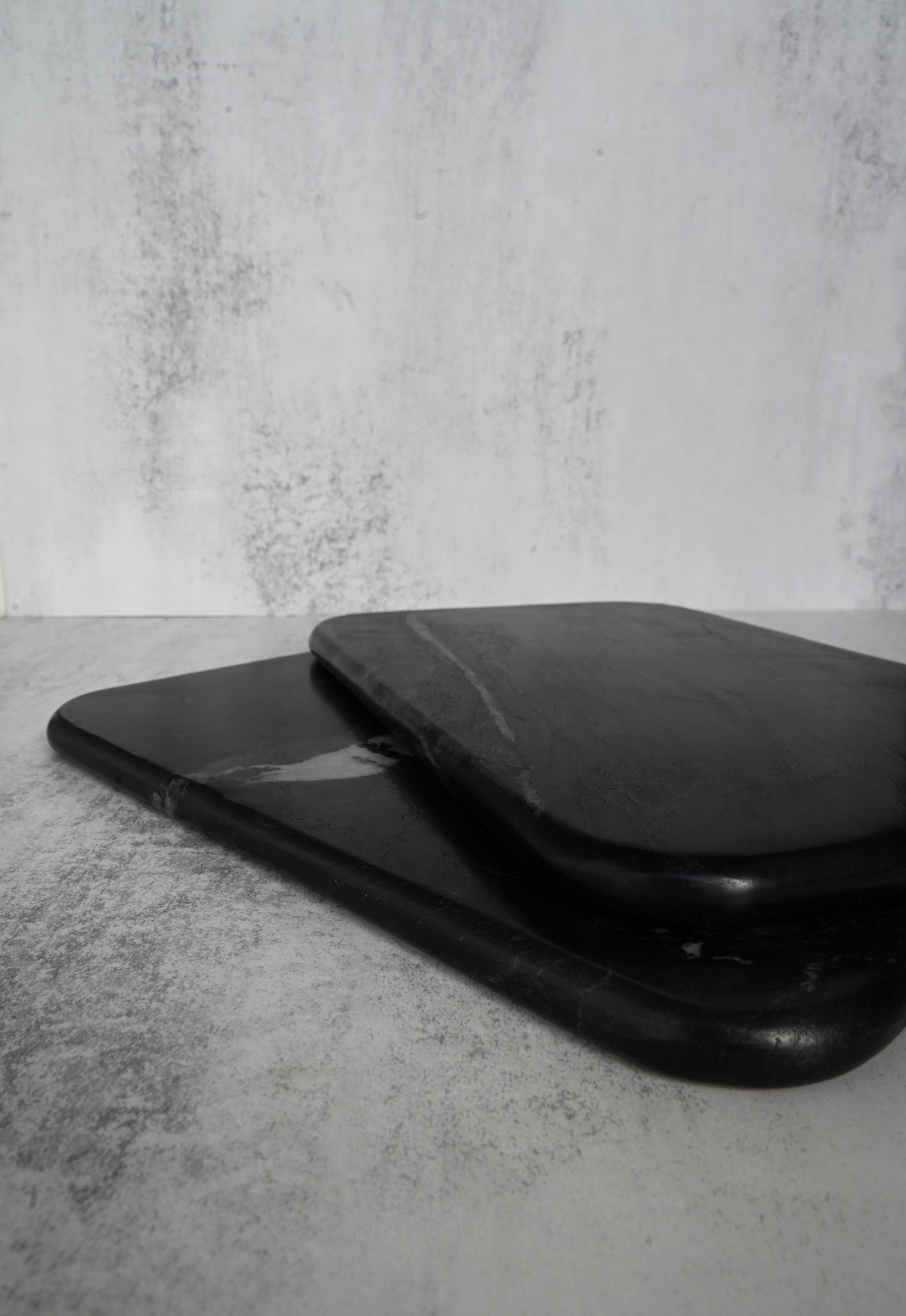 Servierplatten aus schwarzem Marmor