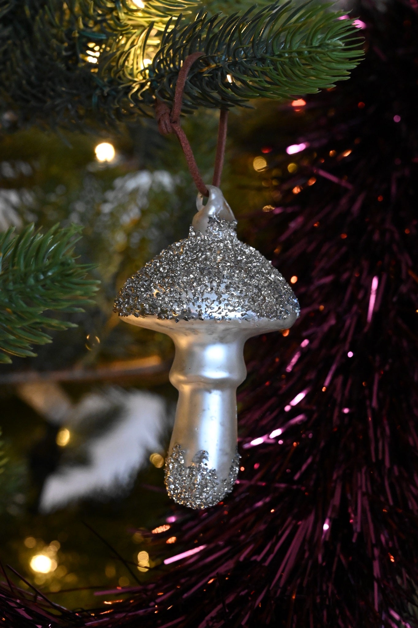 Glitzernde silberne Glaspilze