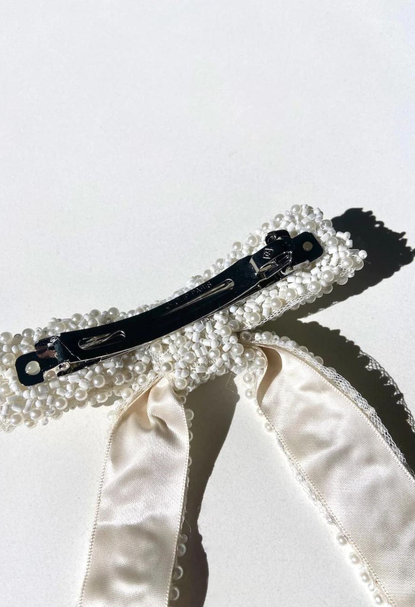 Weiße verzierte Haarschleifenklammer