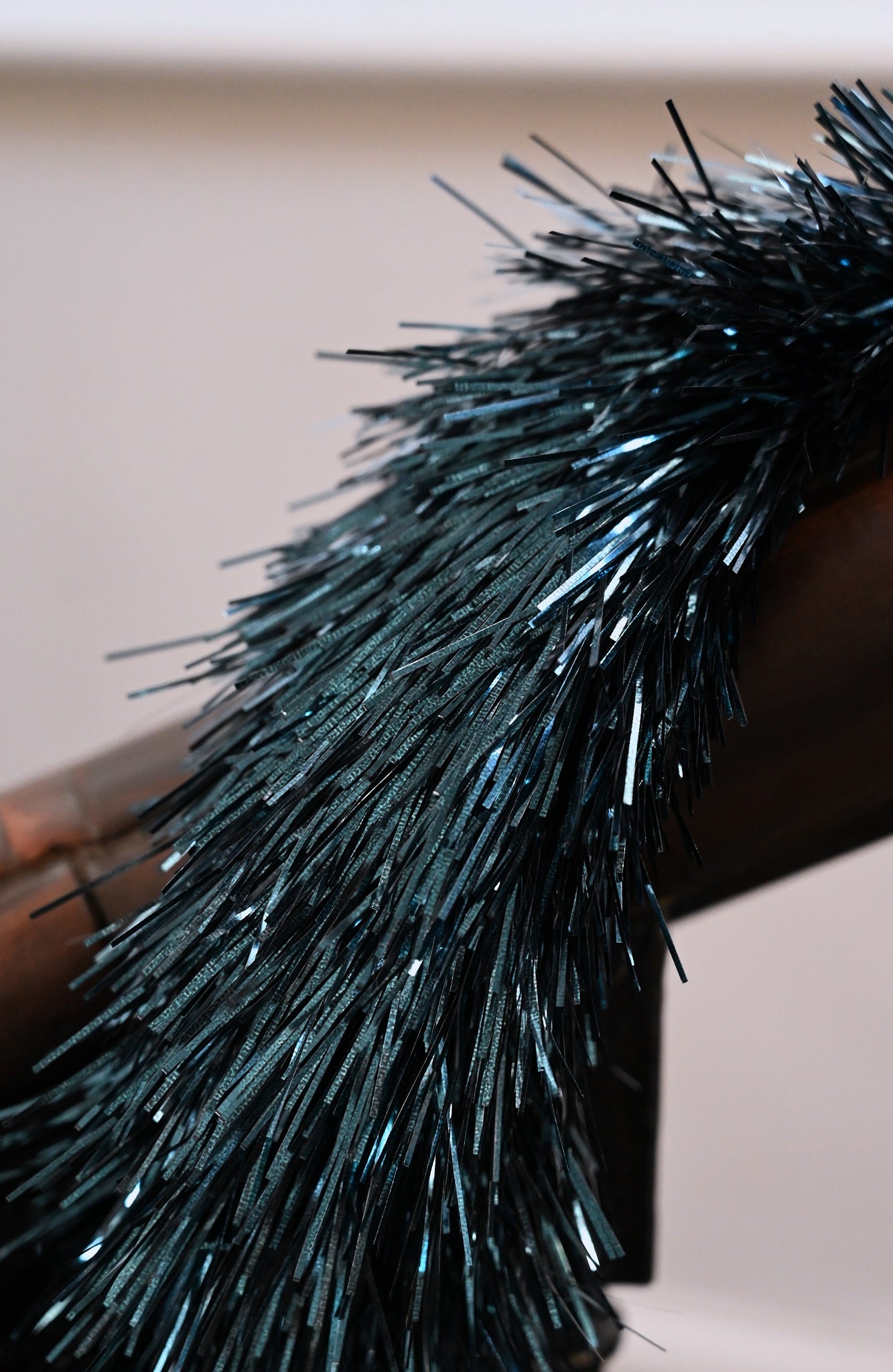 Mitternachtsblaues, nach unten geschwungenes Lametta