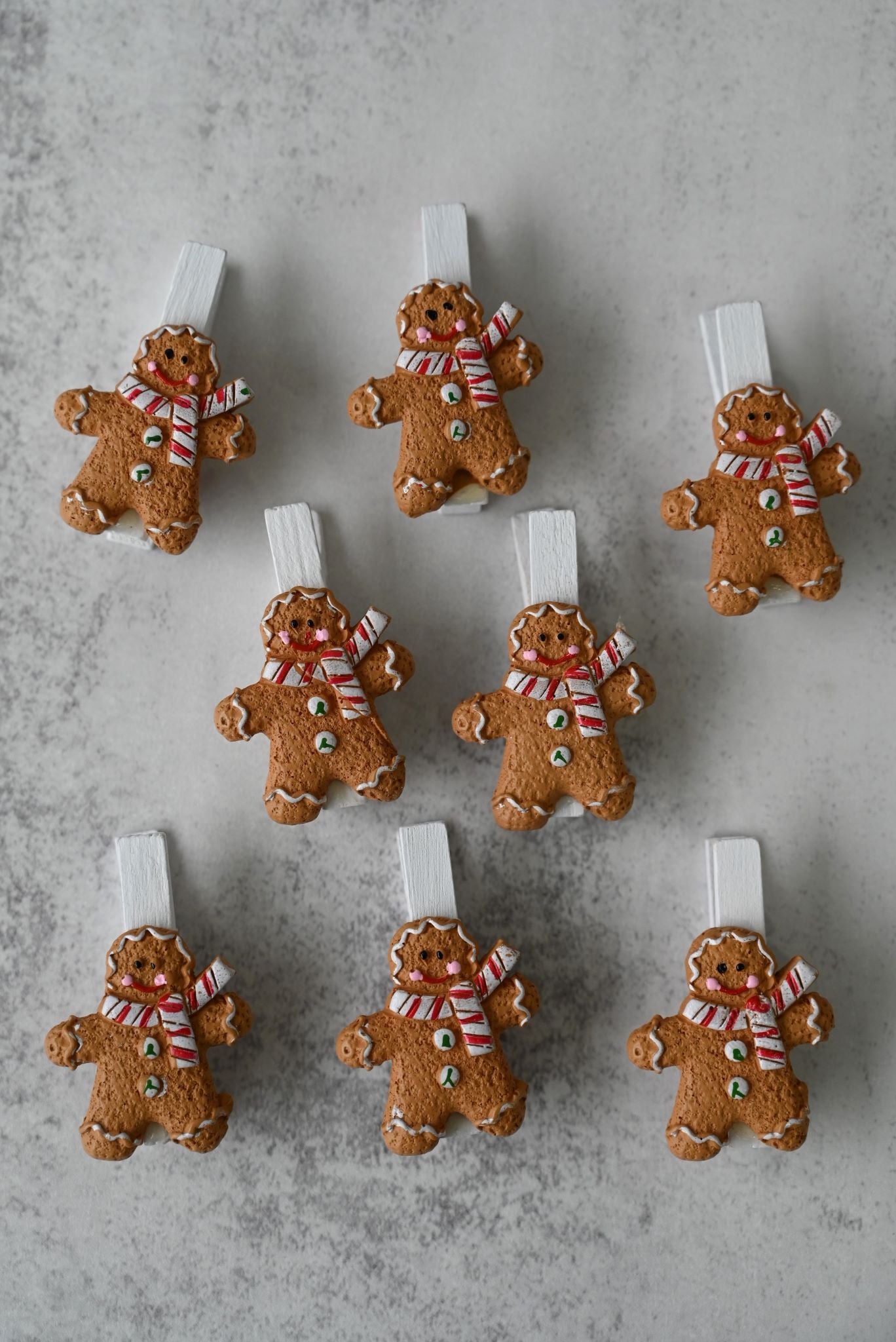 Lot de huit pinces à pain d'épices