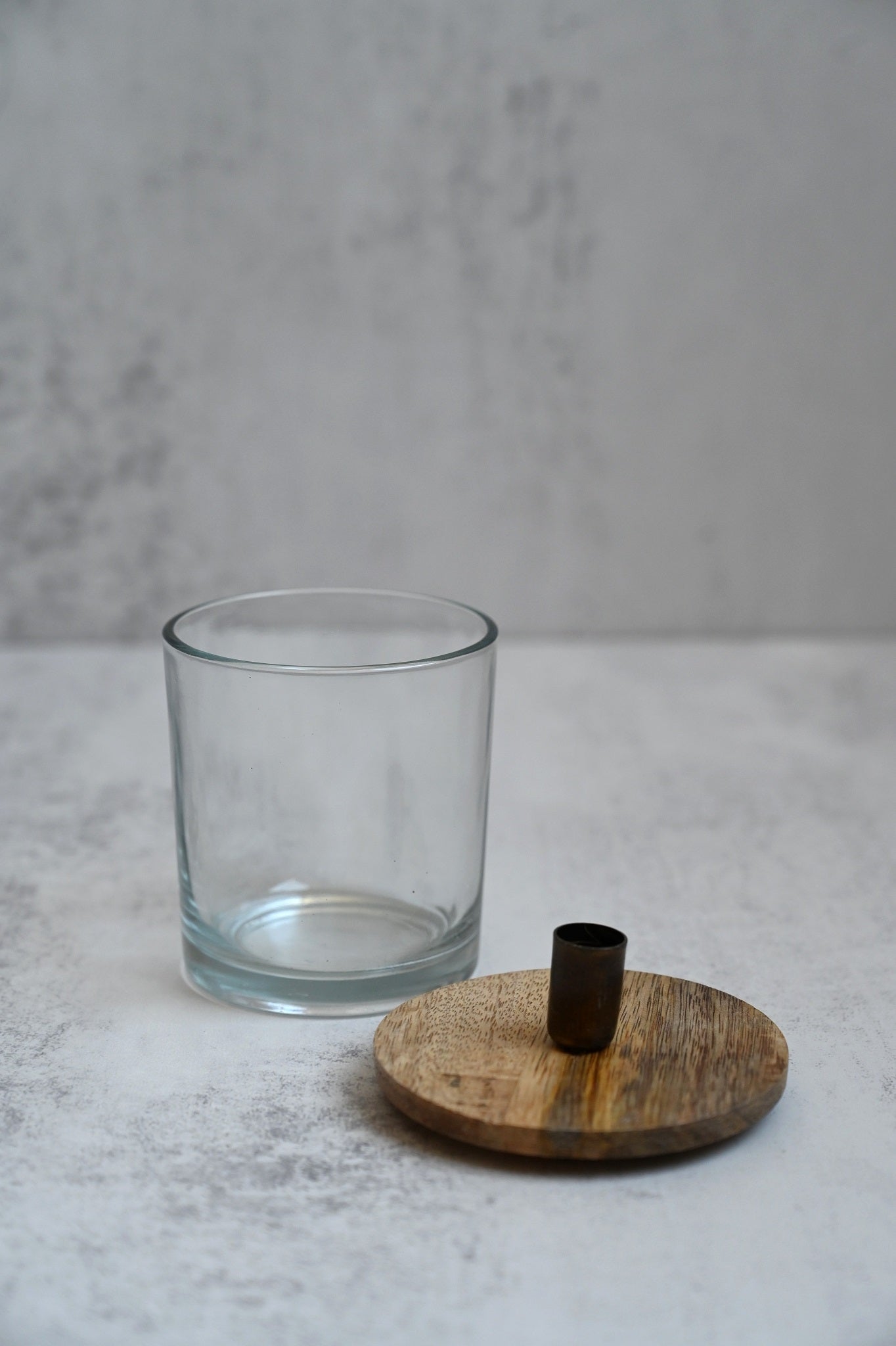 Kerzenhalter aus Glas mit Holzdeckel