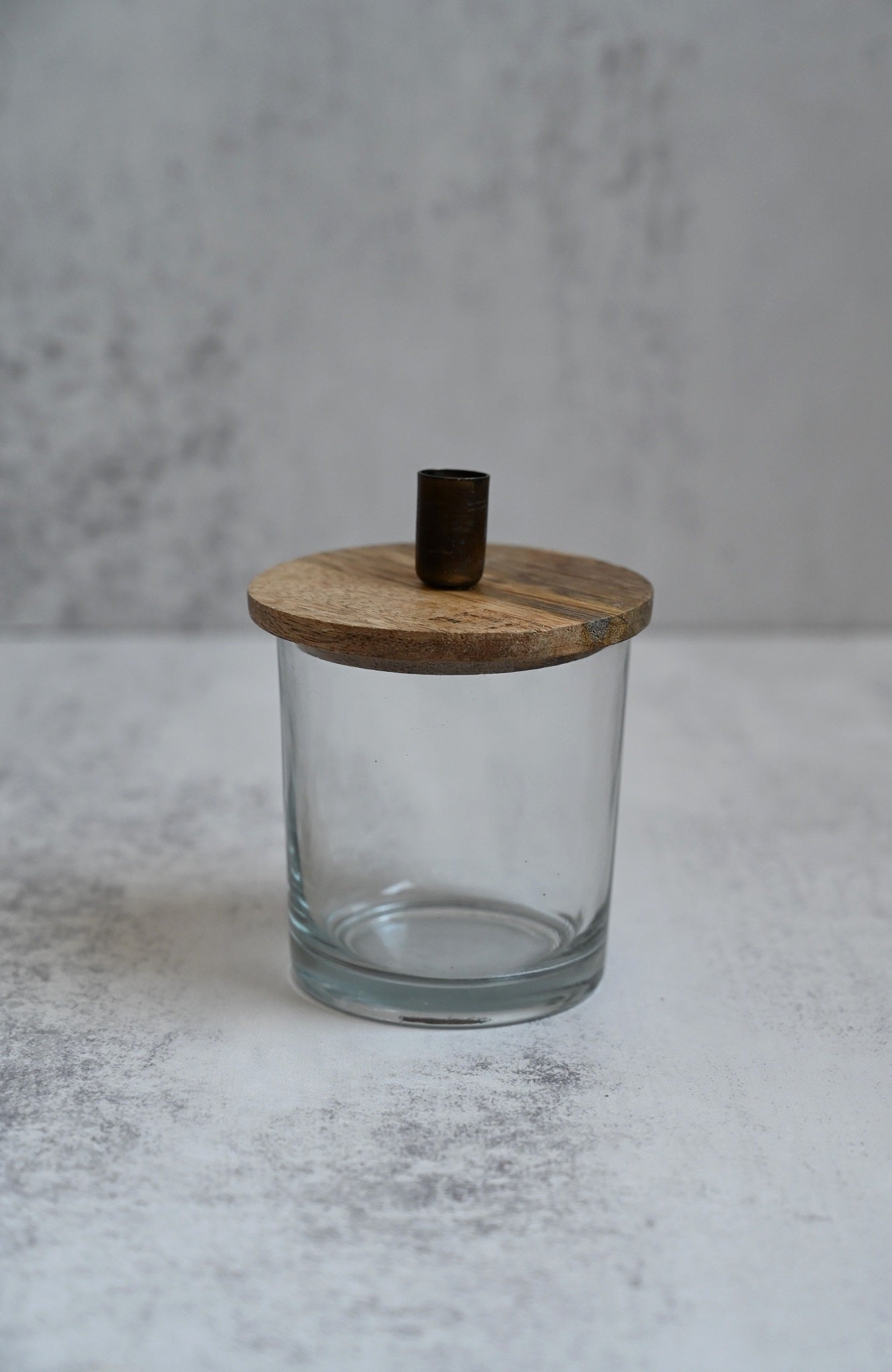 Kerzenhalter aus Glas mit Holzdeckel