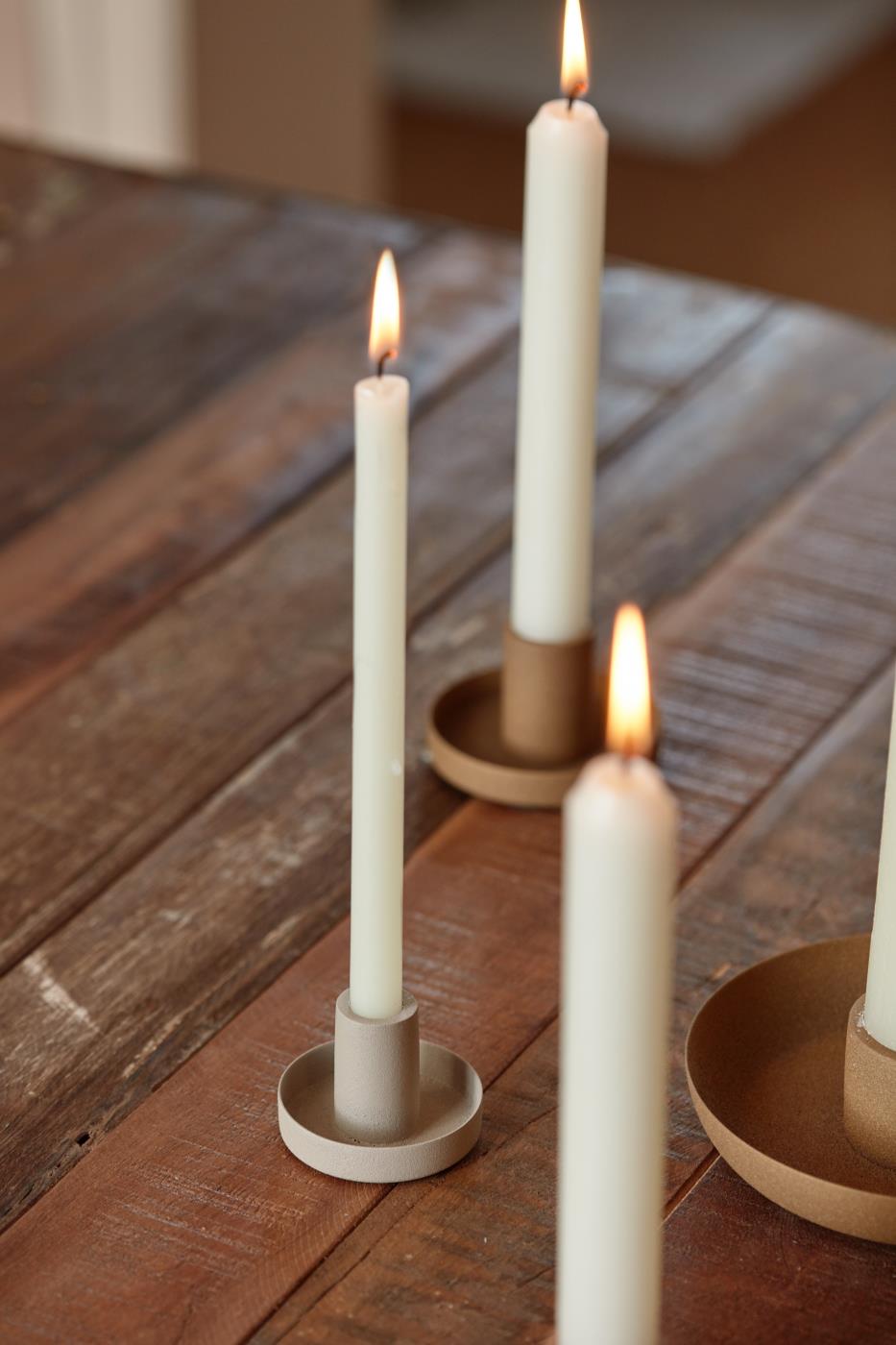 Set mit vier schmalen, weißen Spitzkerzen