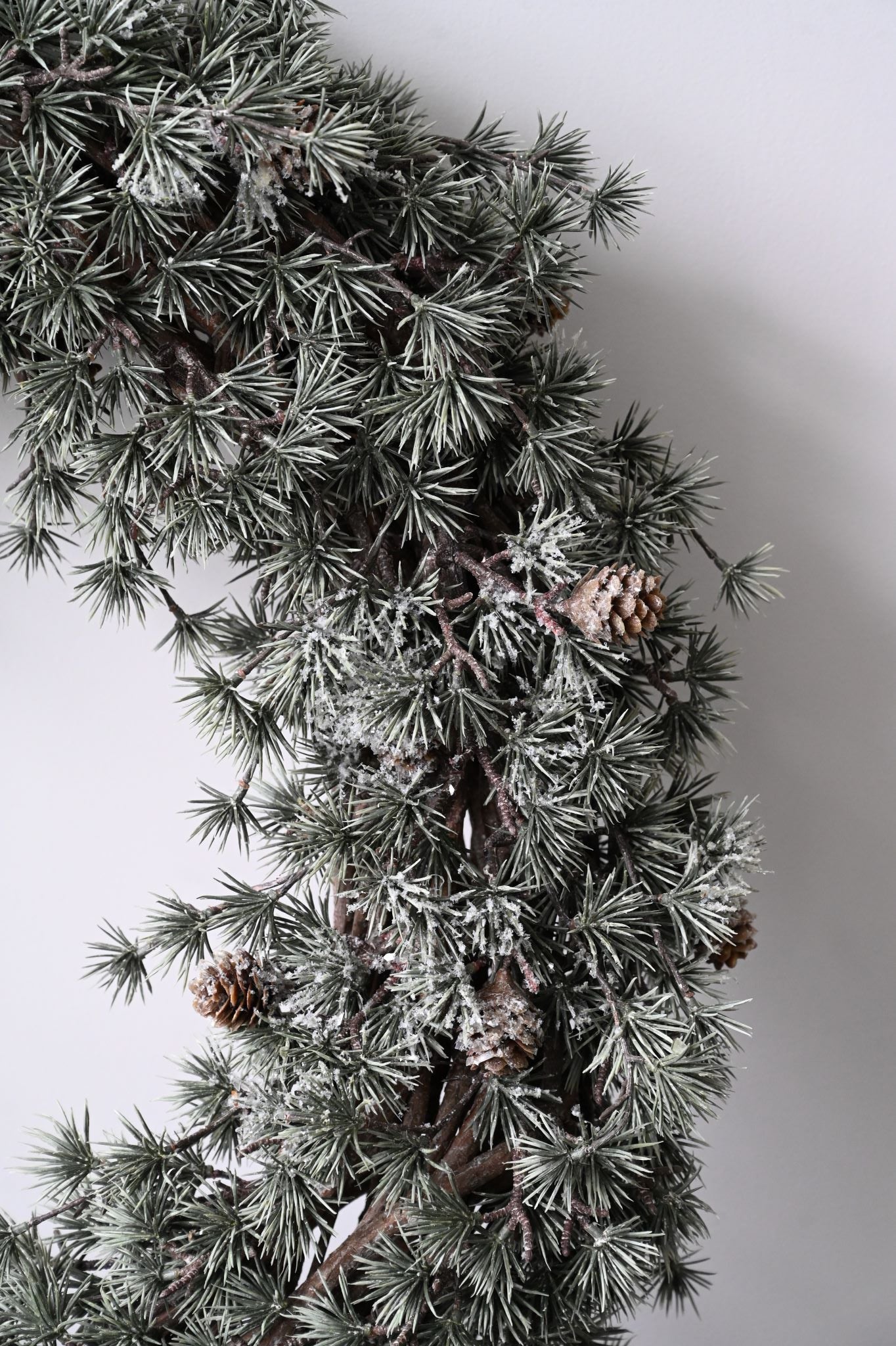 Couronne de pommes de pin légères
