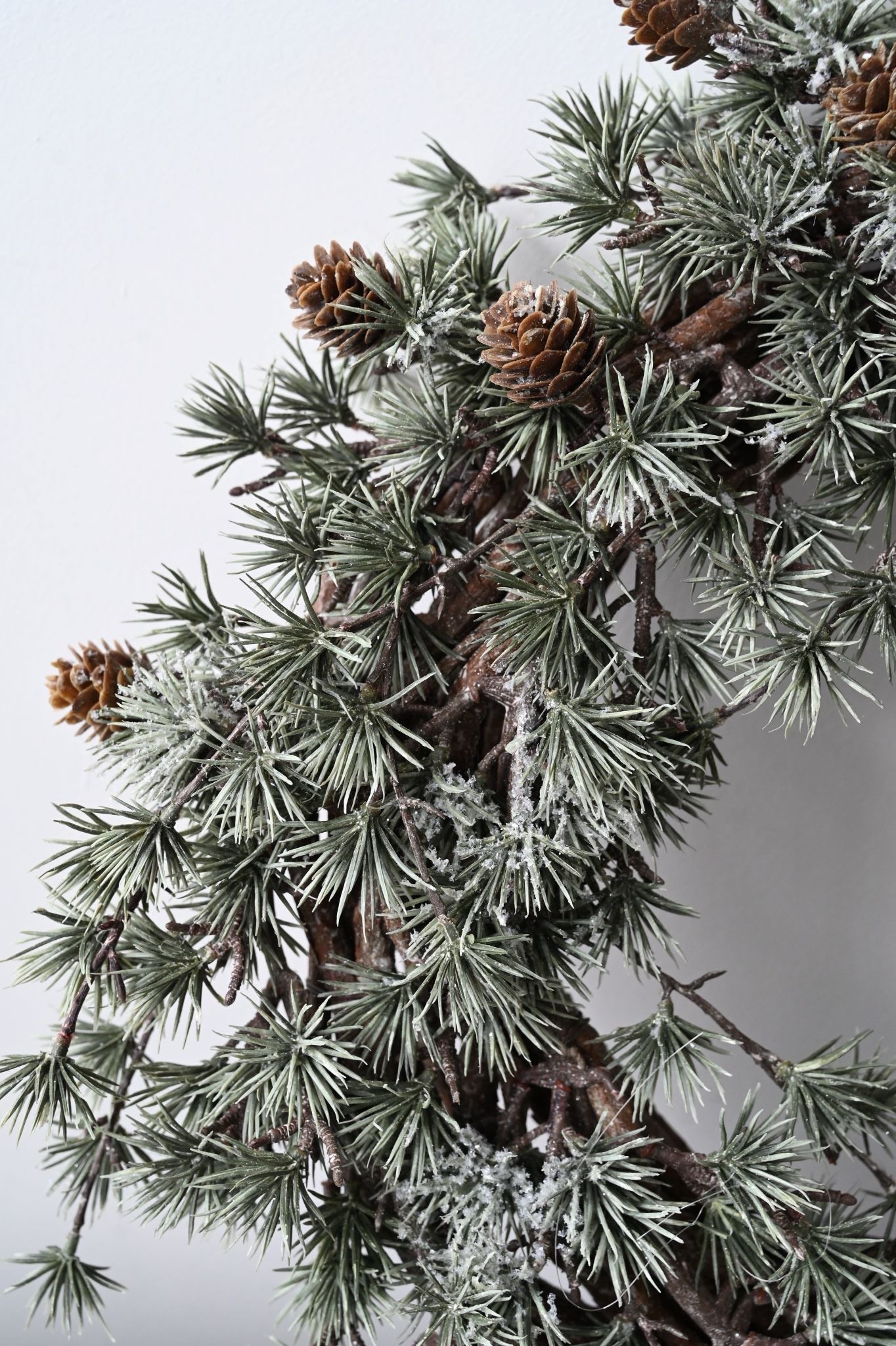 Couronne de pommes de pin légères