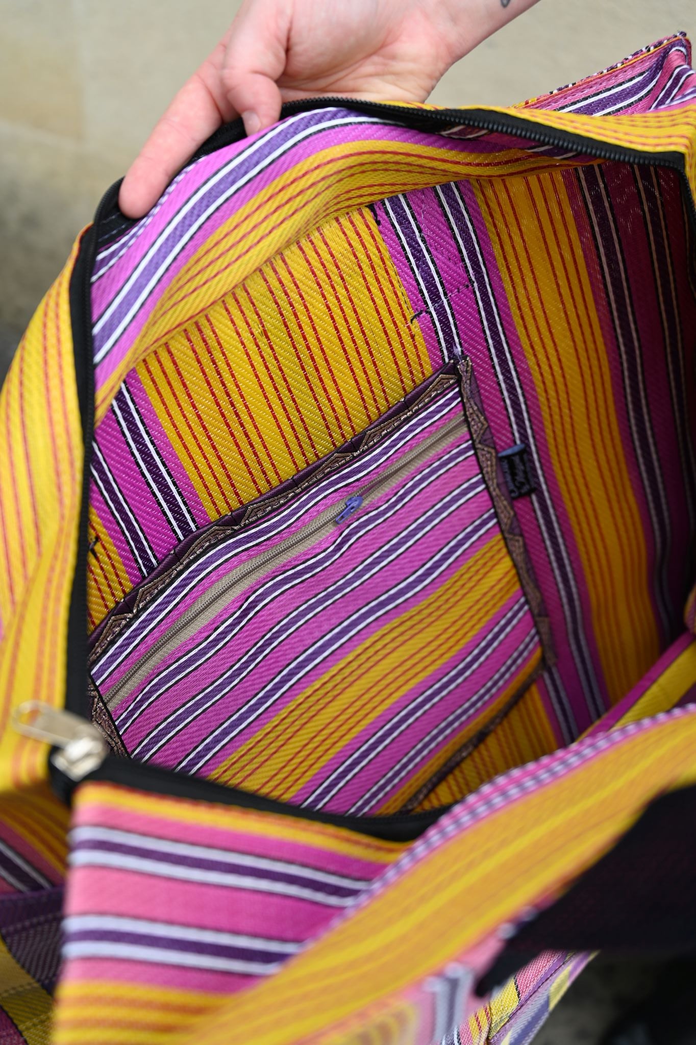 Sac de marché carré à rayures roses et jaunes