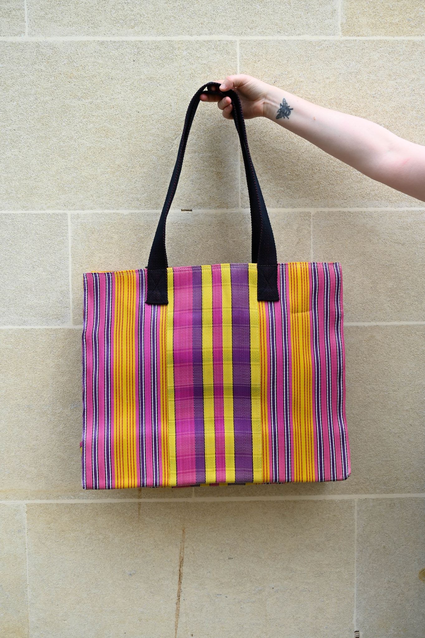 Sac de marché carré à rayures roses et jaunes