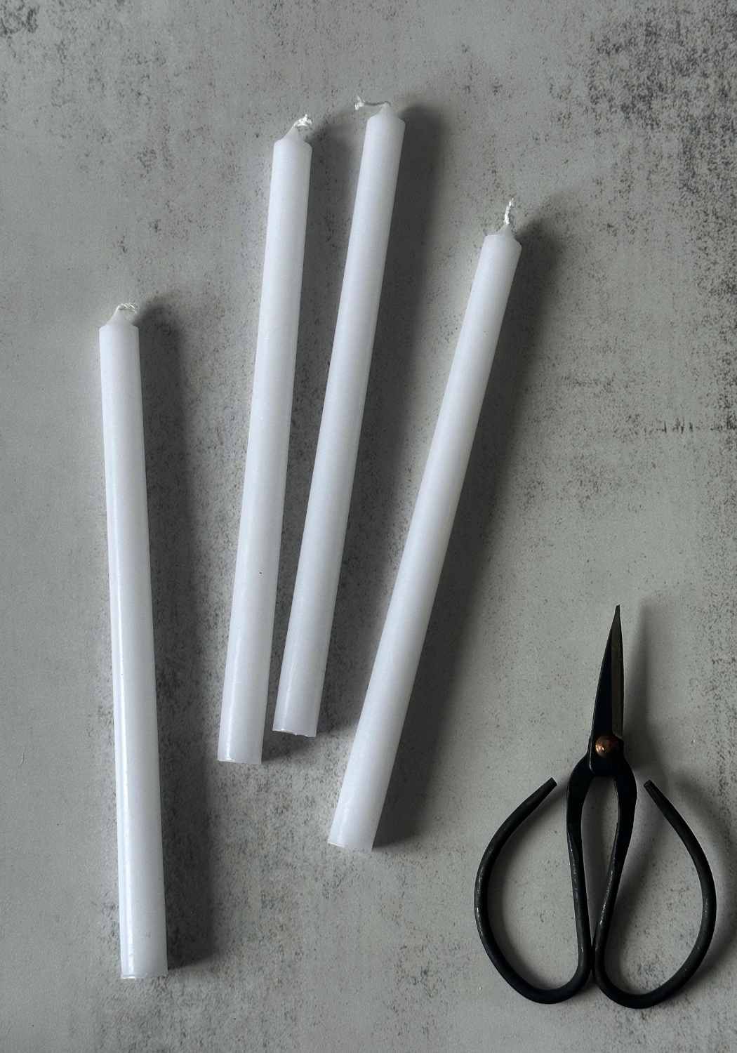 Set mit vier schmalen, weißen Spitzkerzen