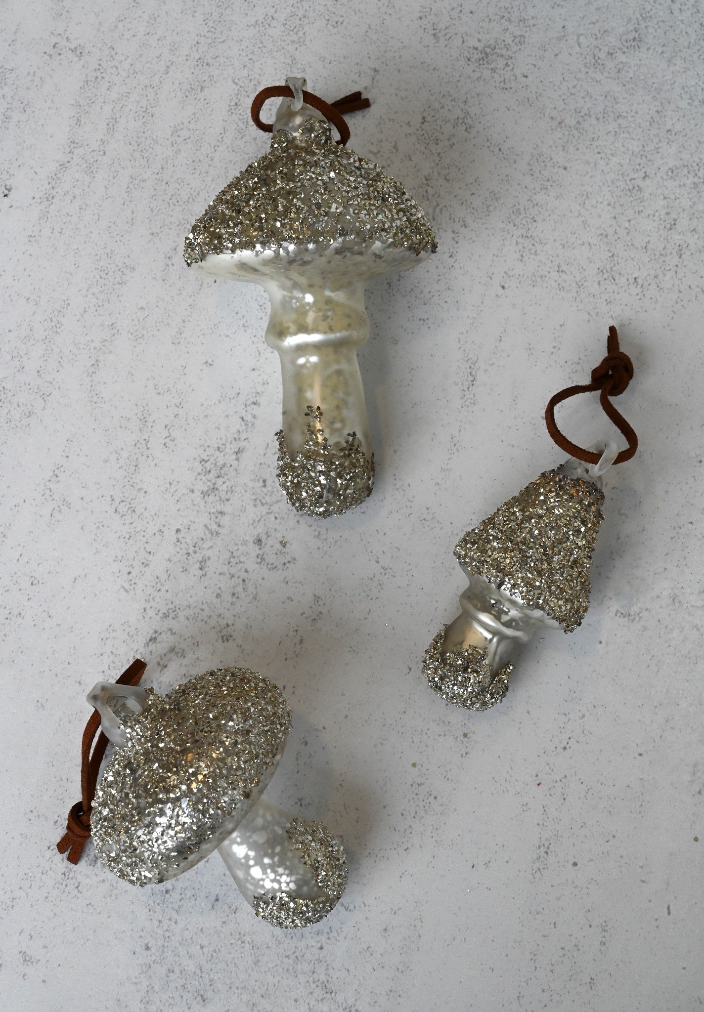 Glitzernde silberne Glaspilze