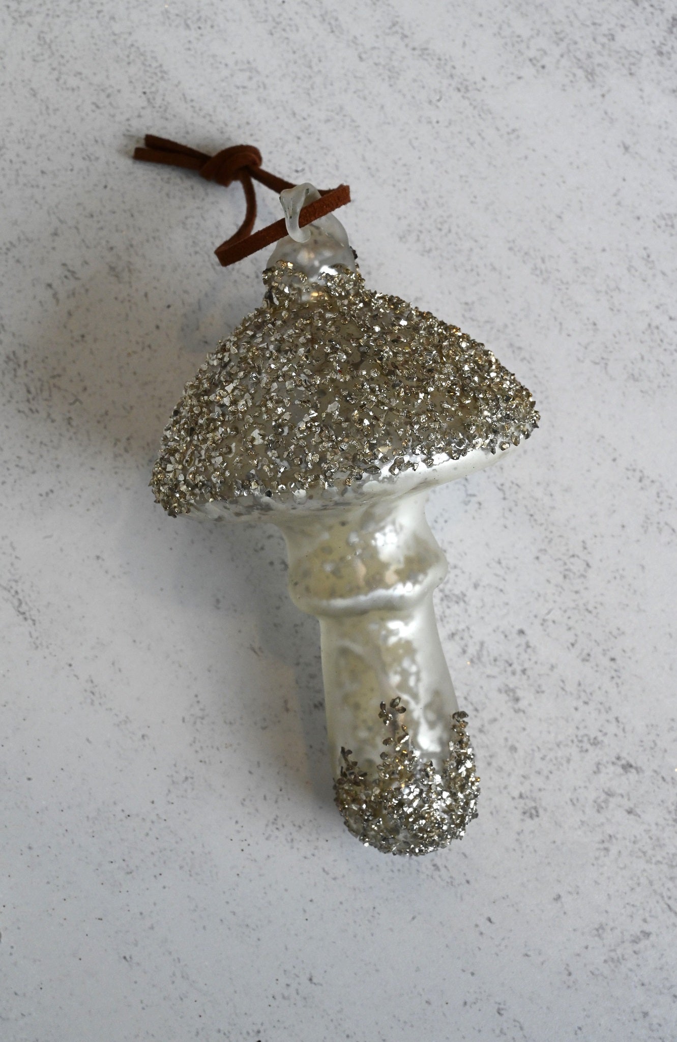 Glitzernde silberne Glaspilze