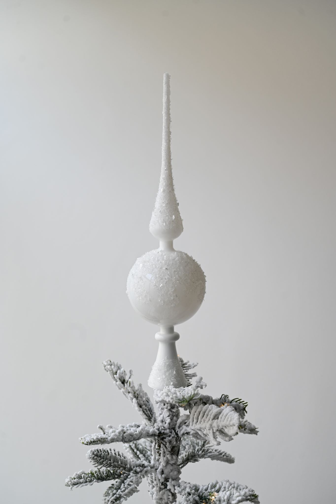 Christbaumspitze aus mattiertem, bestreutem Glas in Weiß